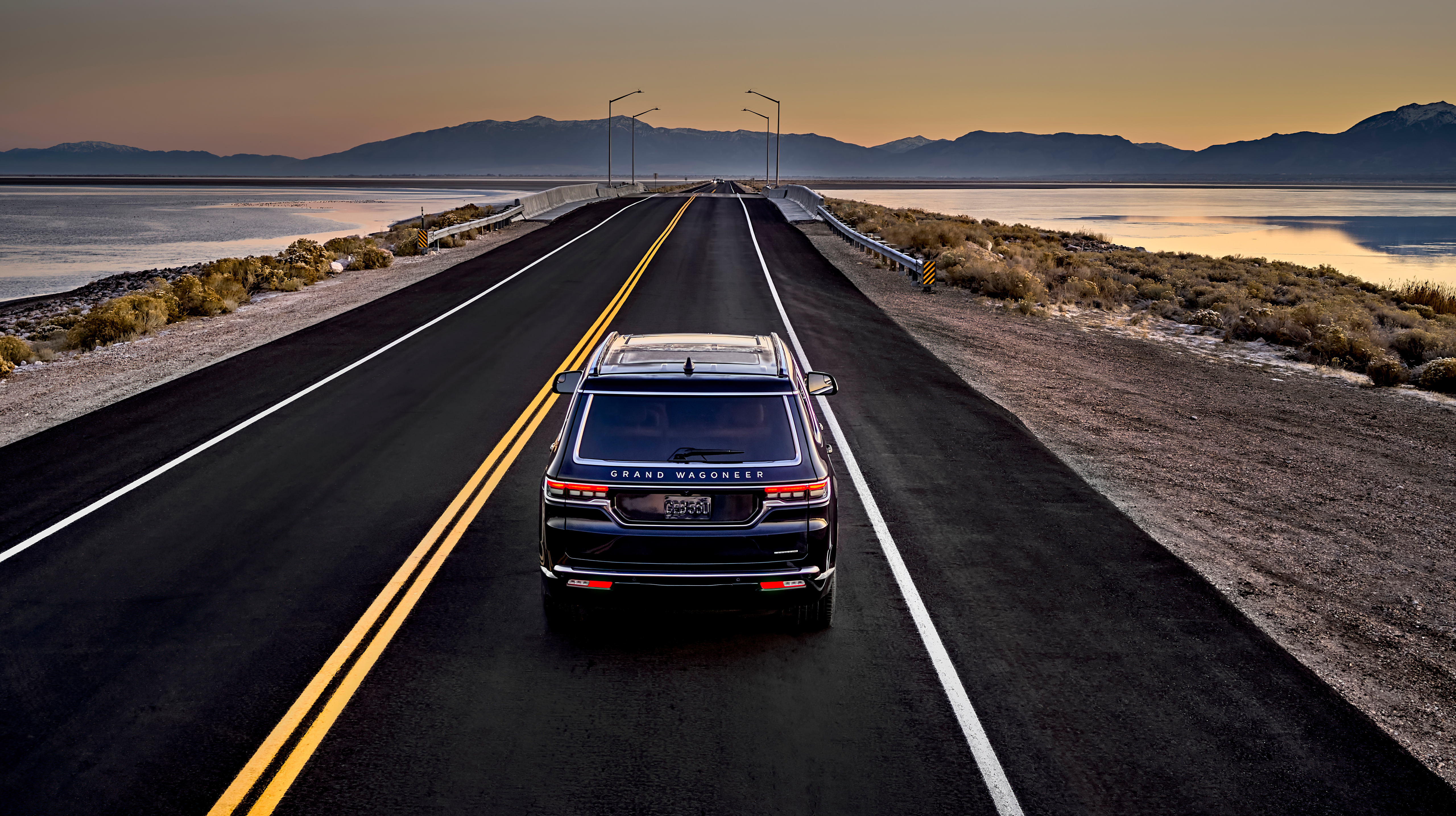 Free photo Jeep grand wagoneer drives off on a paved road