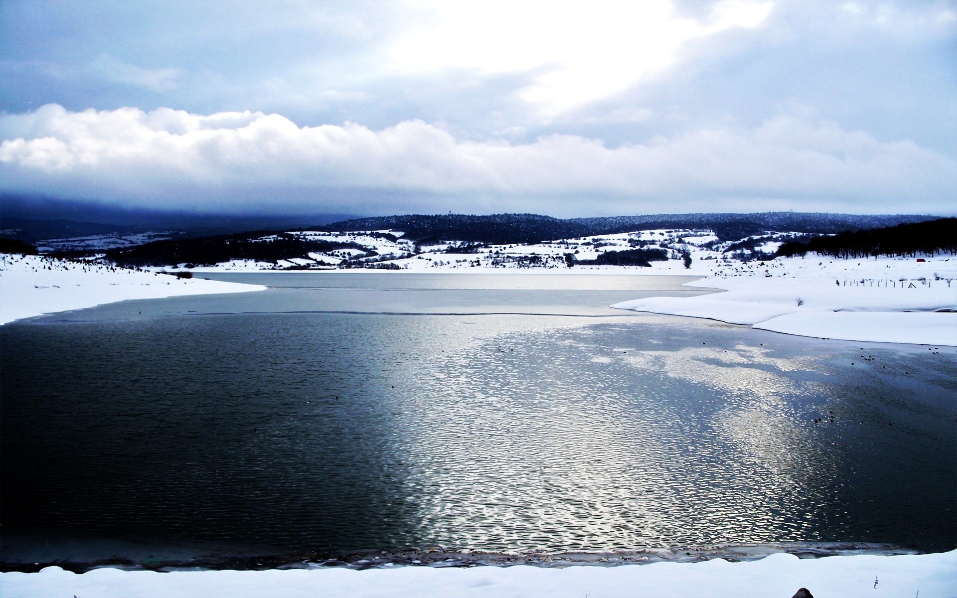 免费照片光滑的湖面，雪白的湖岸