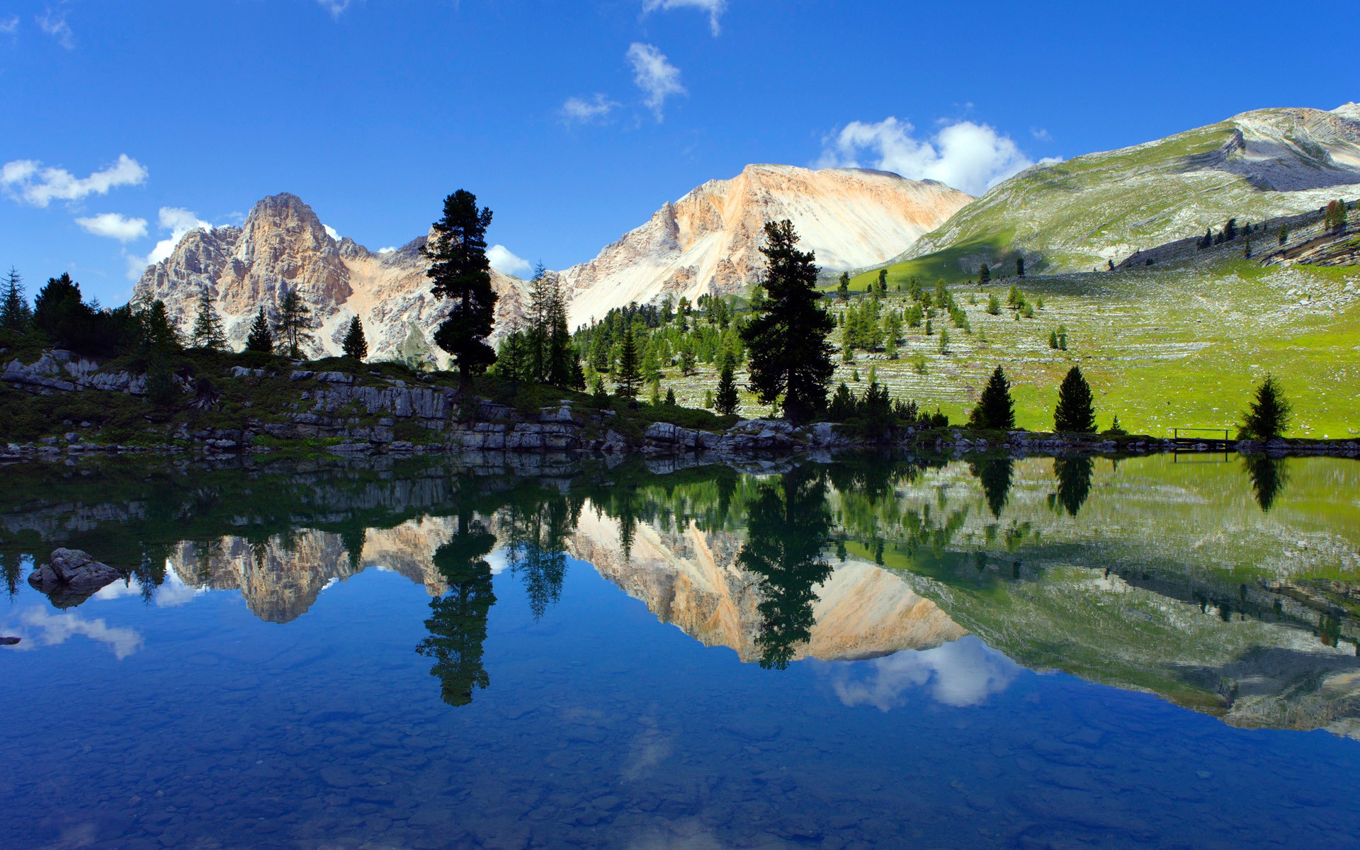 Free photo Artificial lake in the mountains