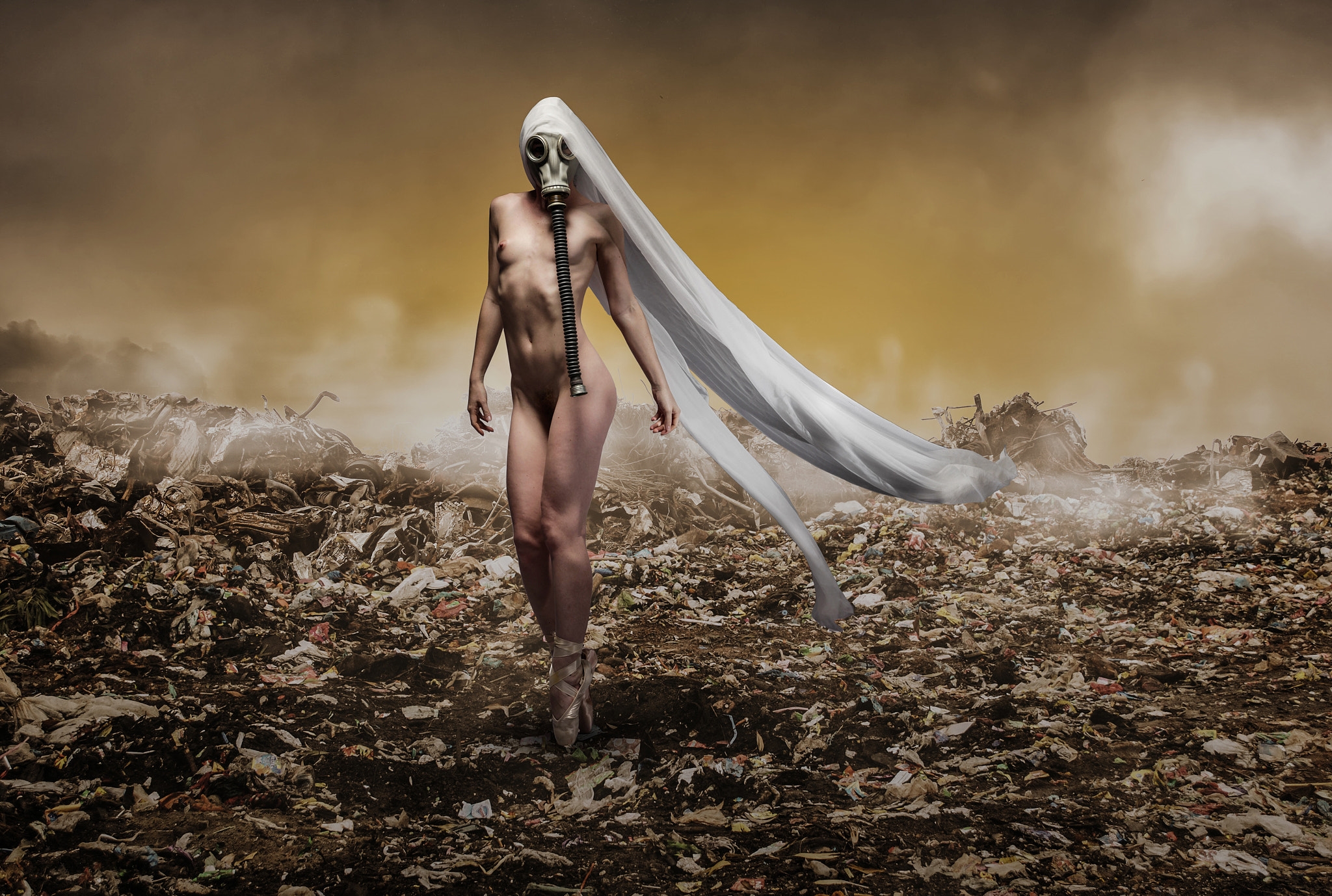 Free photo Photos of coronavirus. Naked girl in a gas mask.