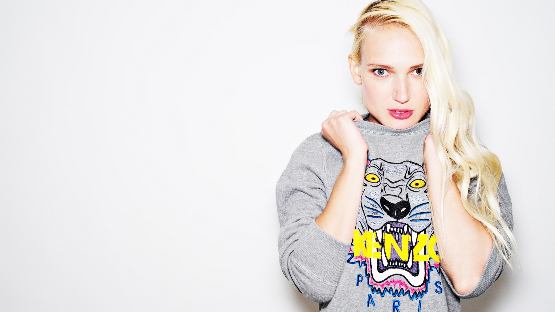 Обои лицо модель блондинка на рабочий стол