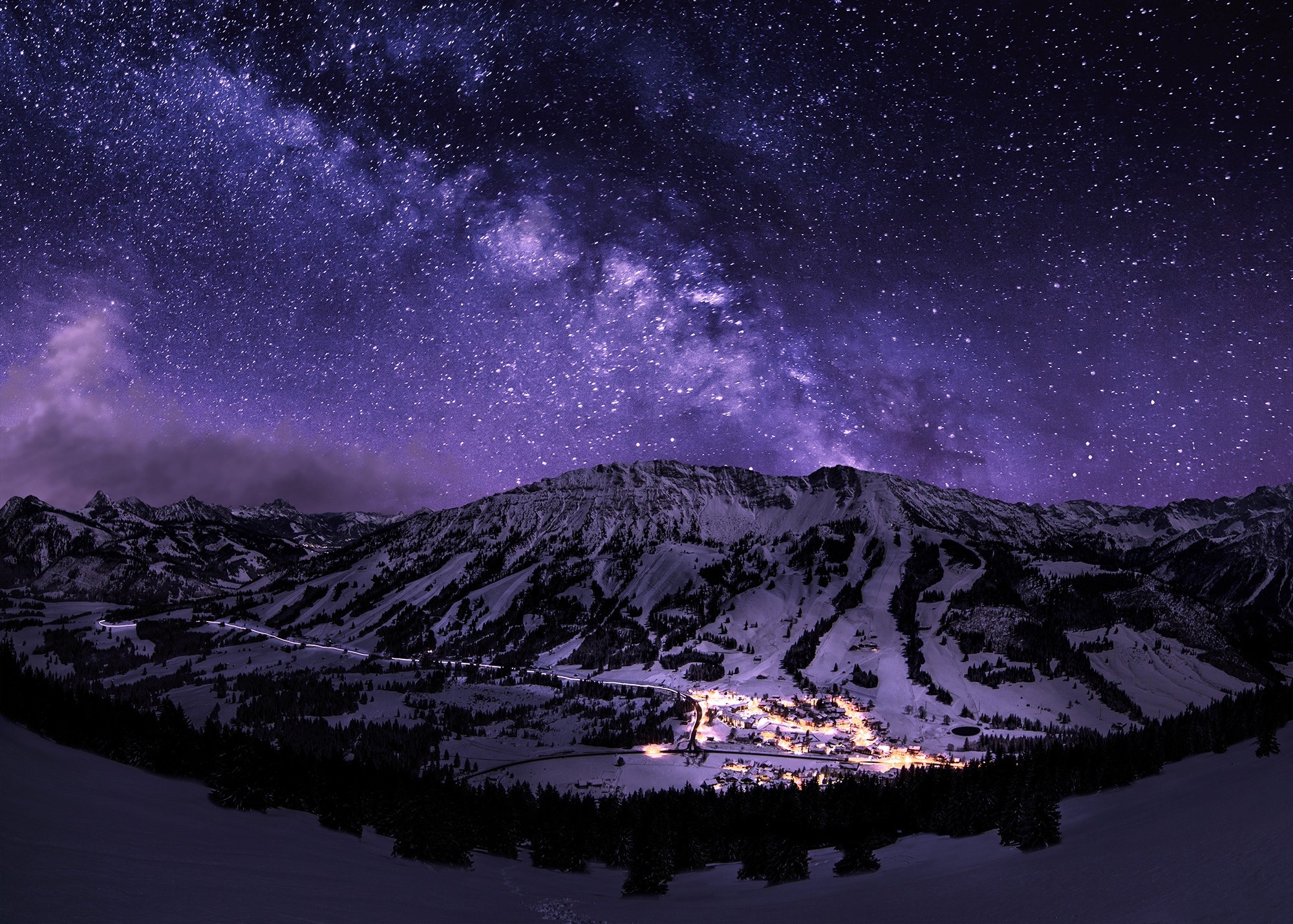 免费照片夜晚城市上空美丽的紫色星系