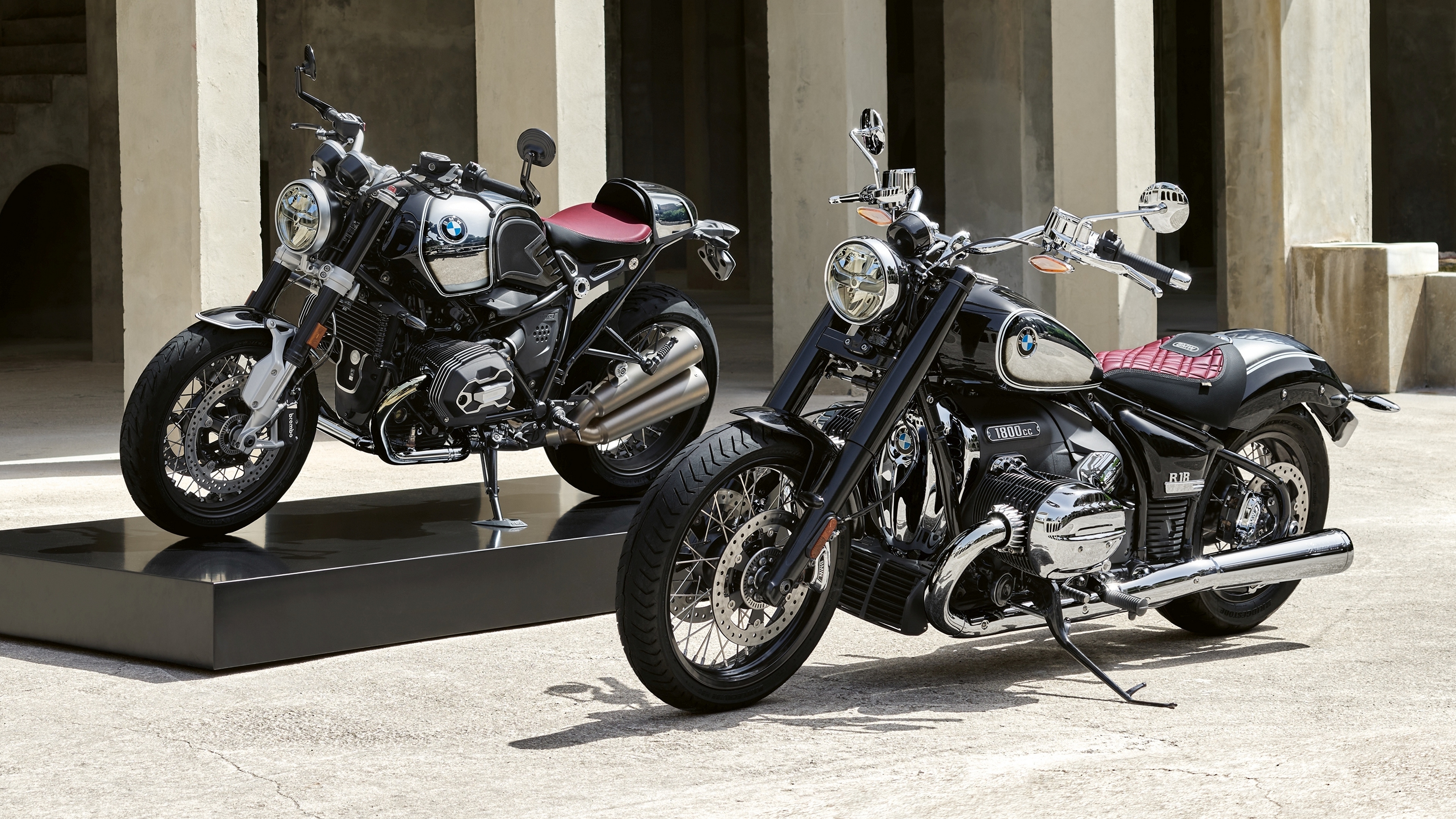 Free photo BMW R nineT & BMW R 18 - 100 Years Edition