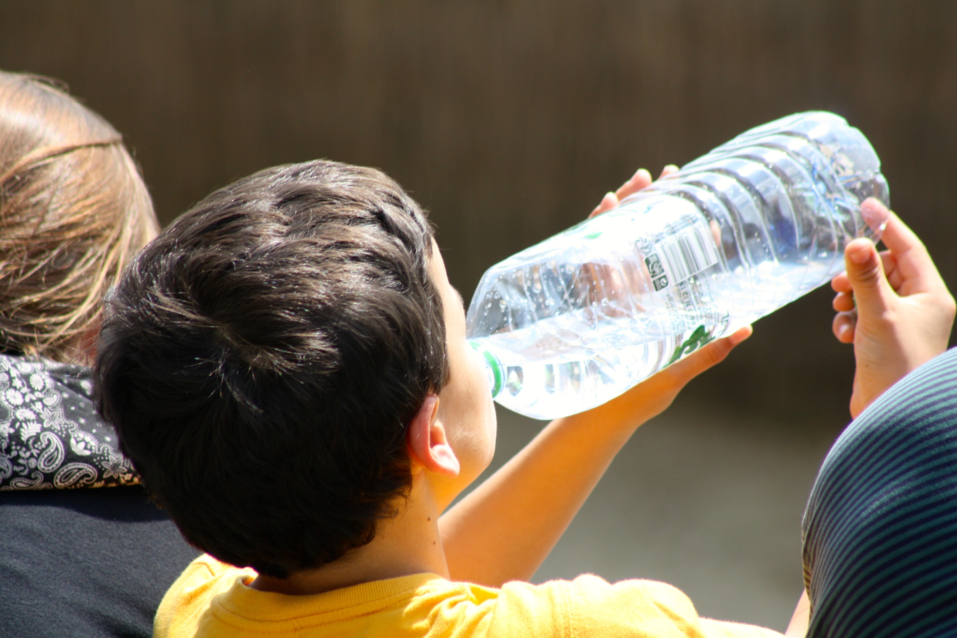 桌面上的壁纸人品 免费图片 boy drinking from bottle