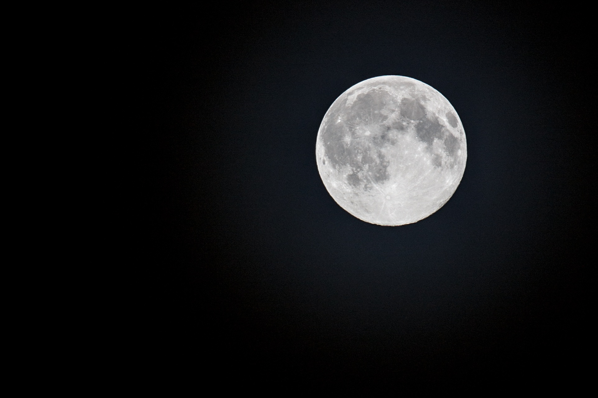 Бесплатное фото Круглая луна на черном фоне