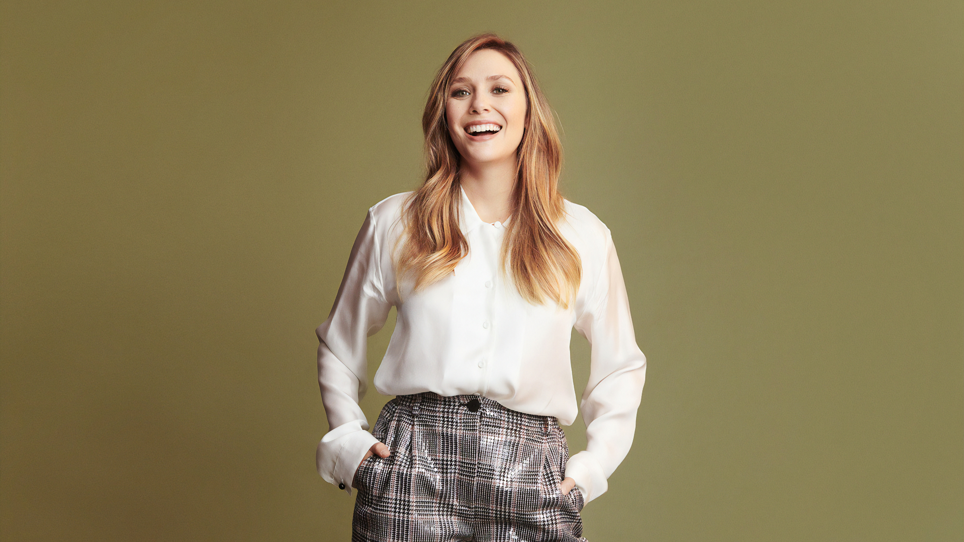 Free photo Happy Elizabeth Olsen in a white blouse