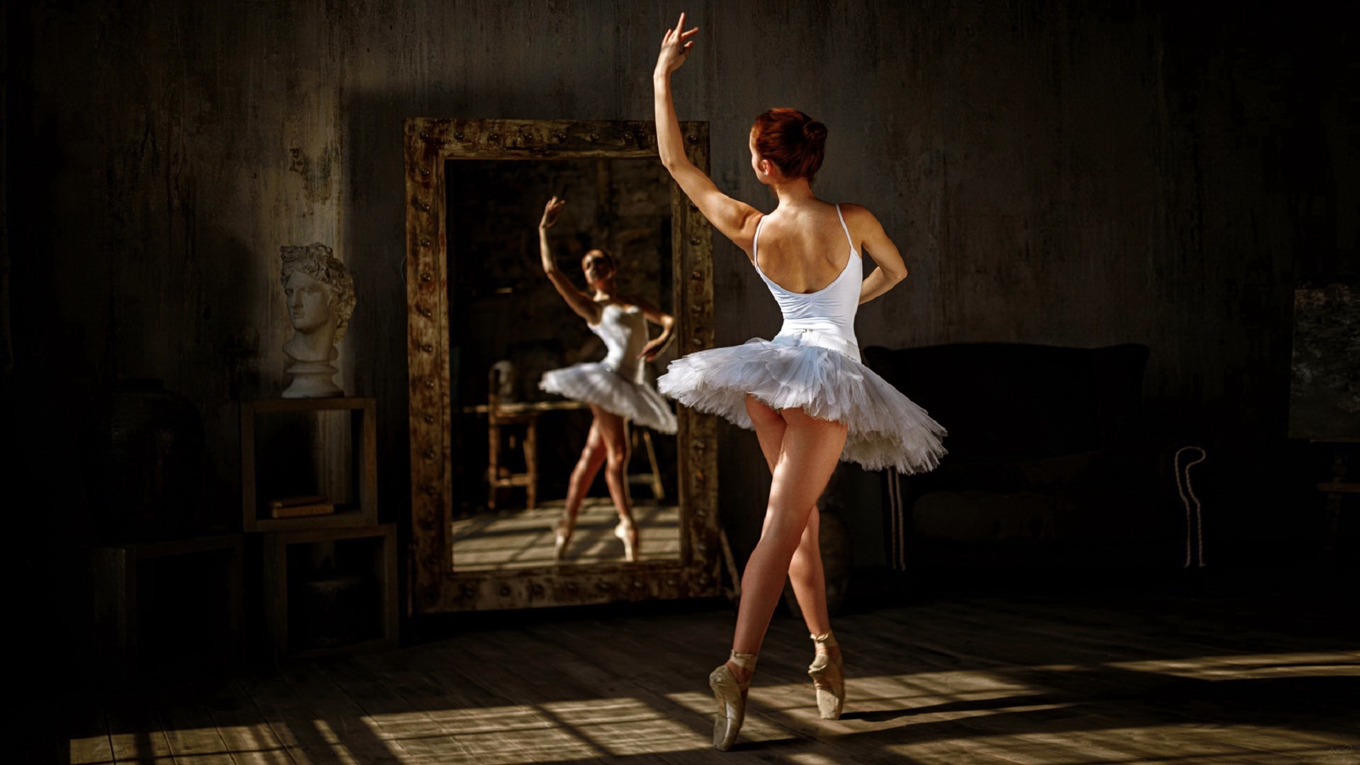 芭蕾舞演员和镜子的照片