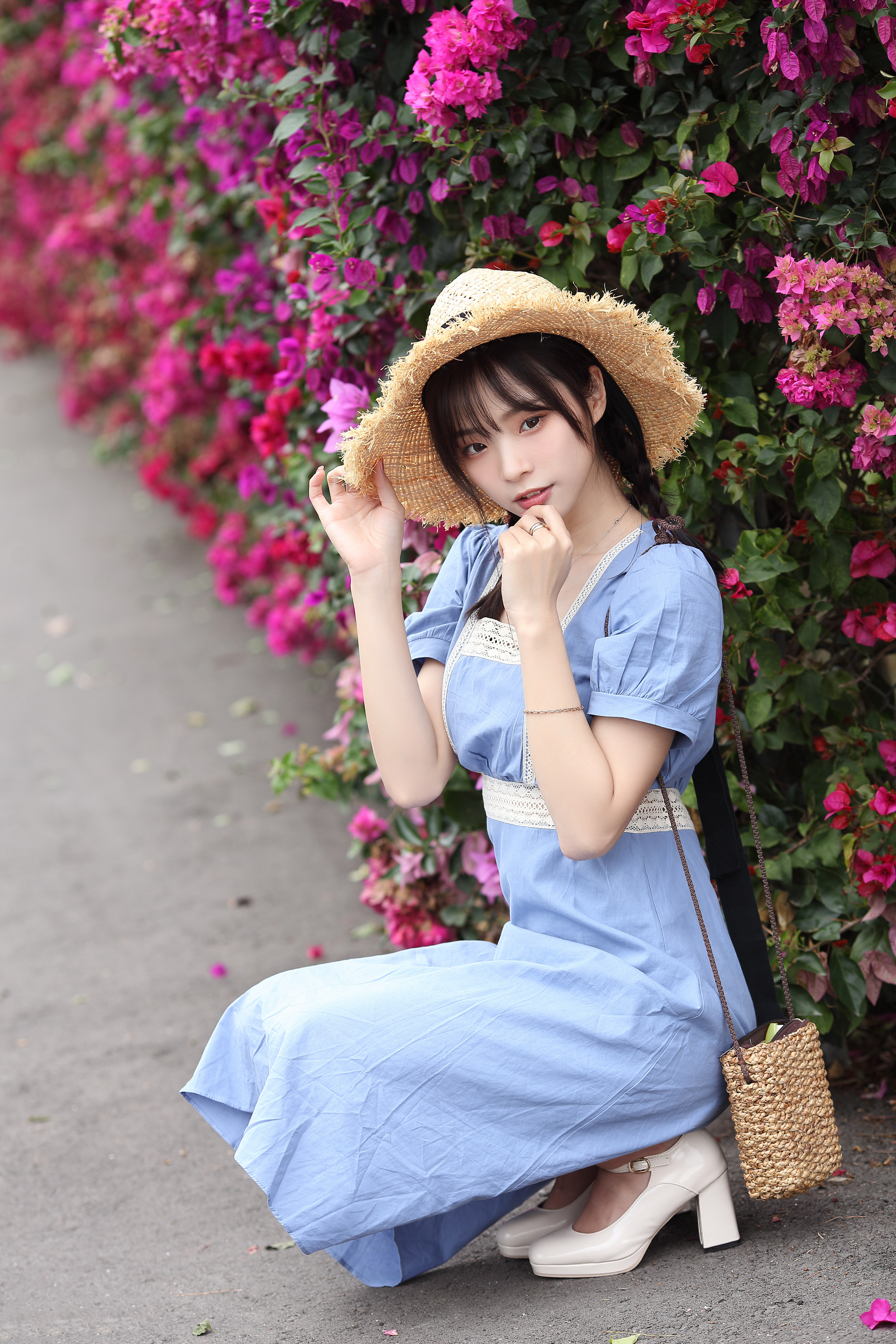 Wallpapers young woman posing hat on the desktop