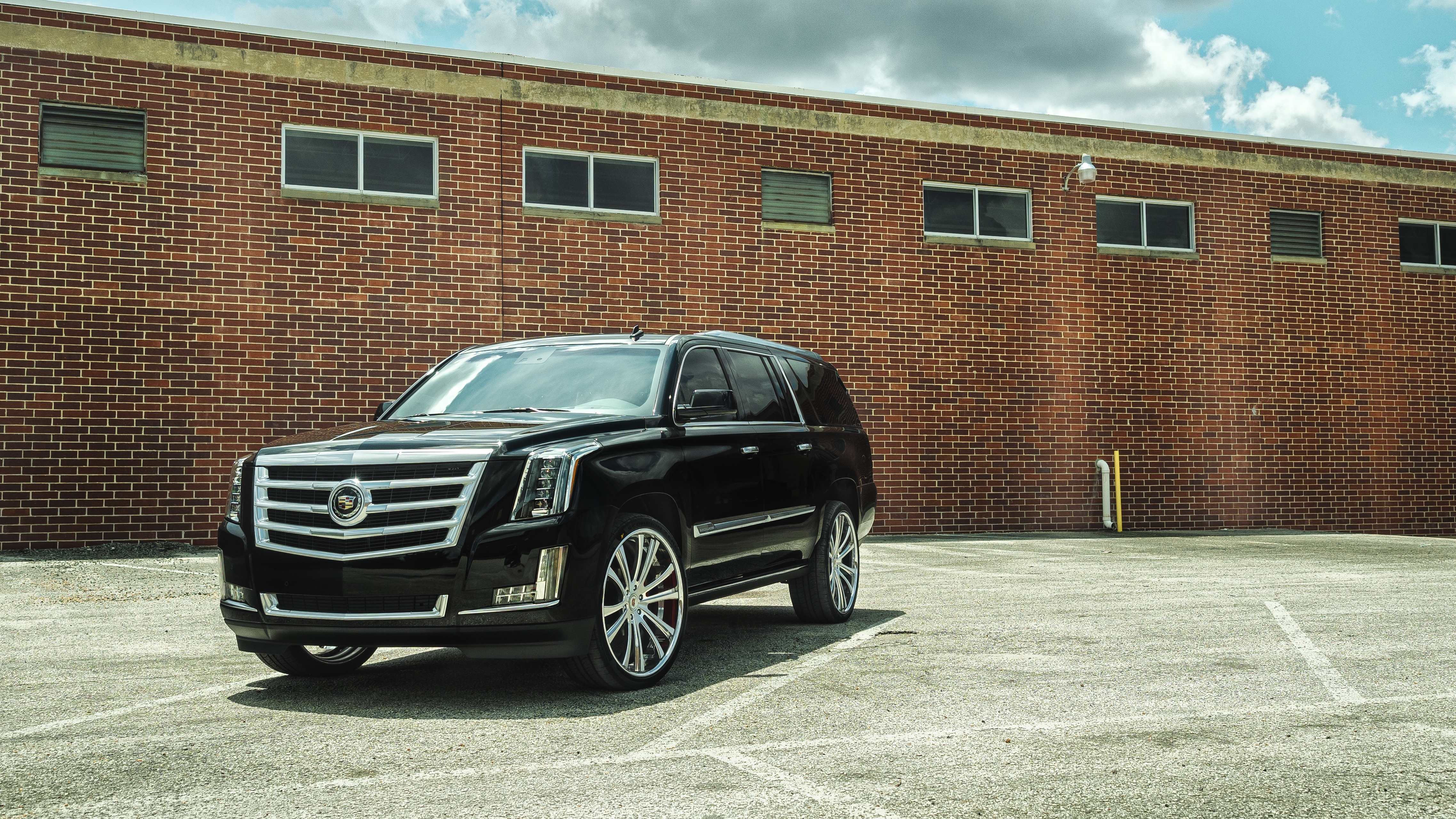 Бесплатное фото Cadillac escalade 2020 года на хромовых колесах