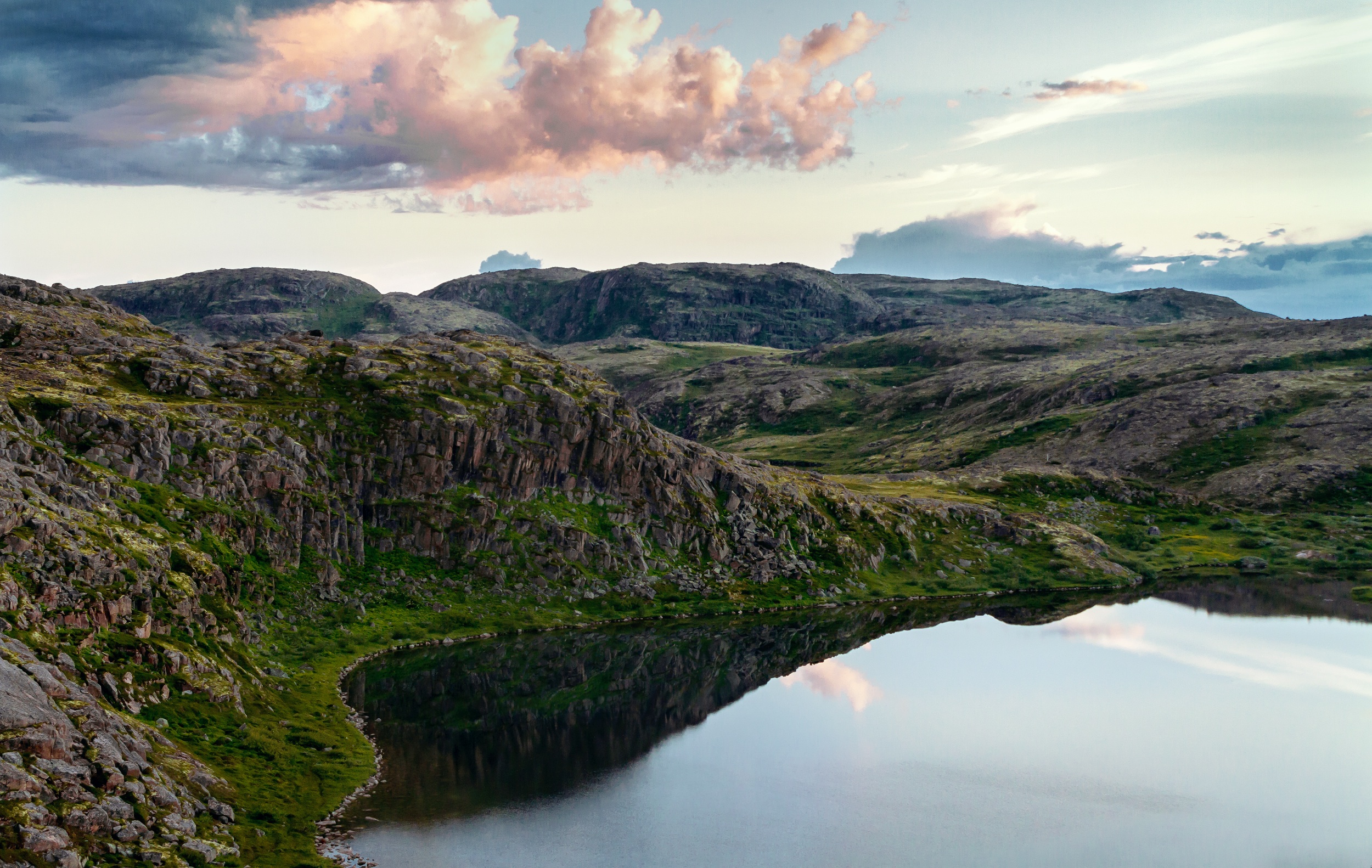 Free photo A lake in a mountainous area reflects the sky