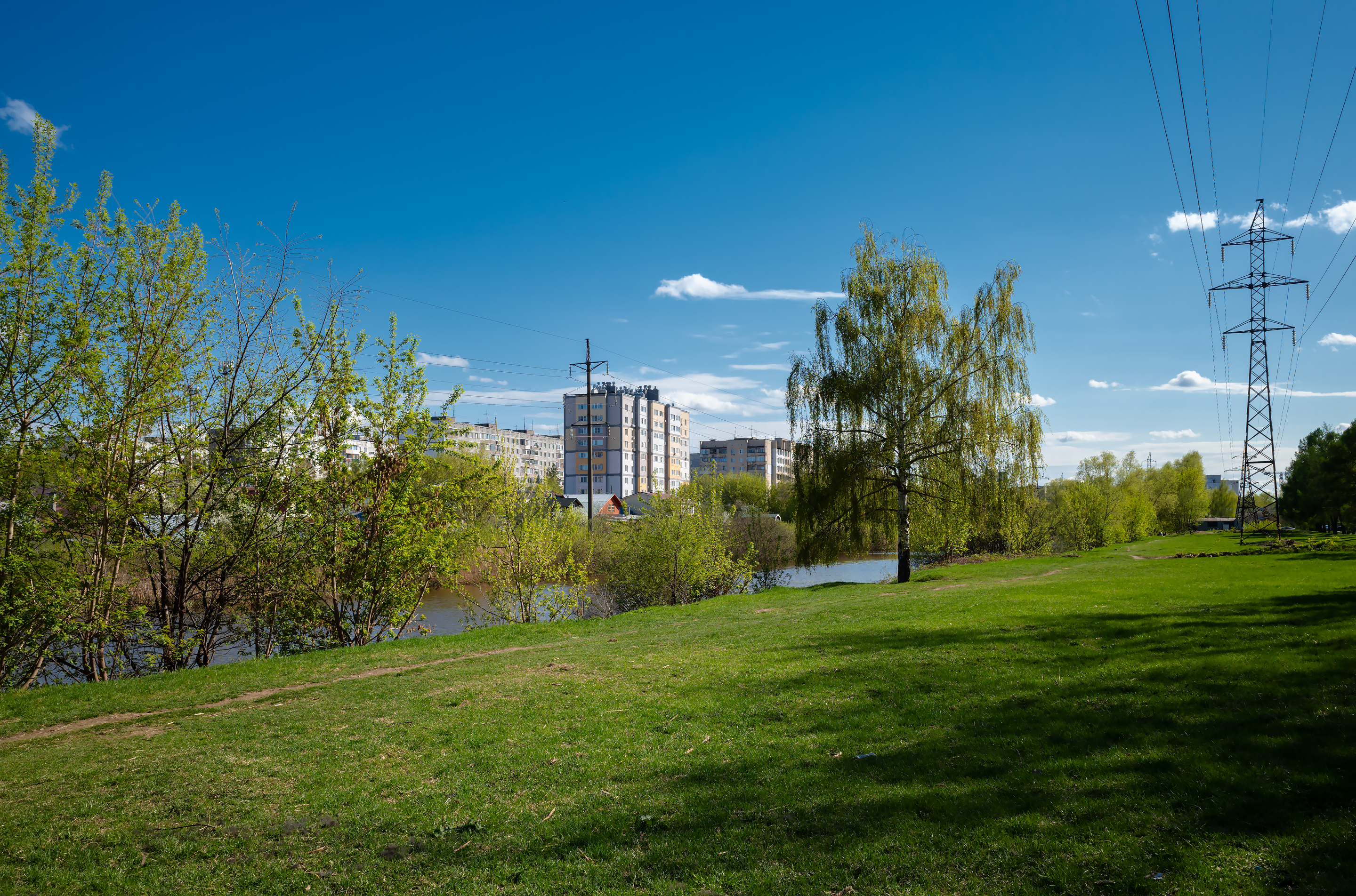 Бесплатное фото Апрельский пейзаж на городской речке