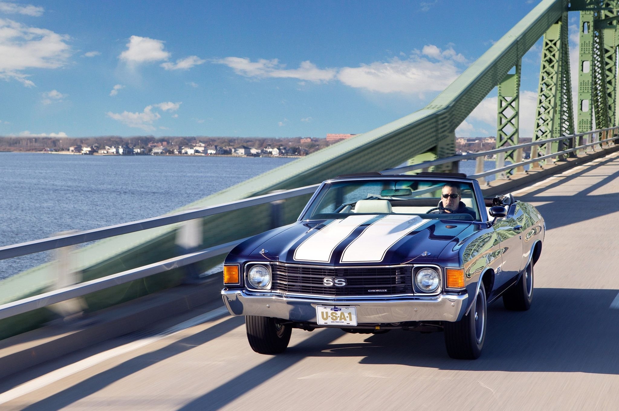 1967年雪佛兰Chevelle Ss驶过大桥