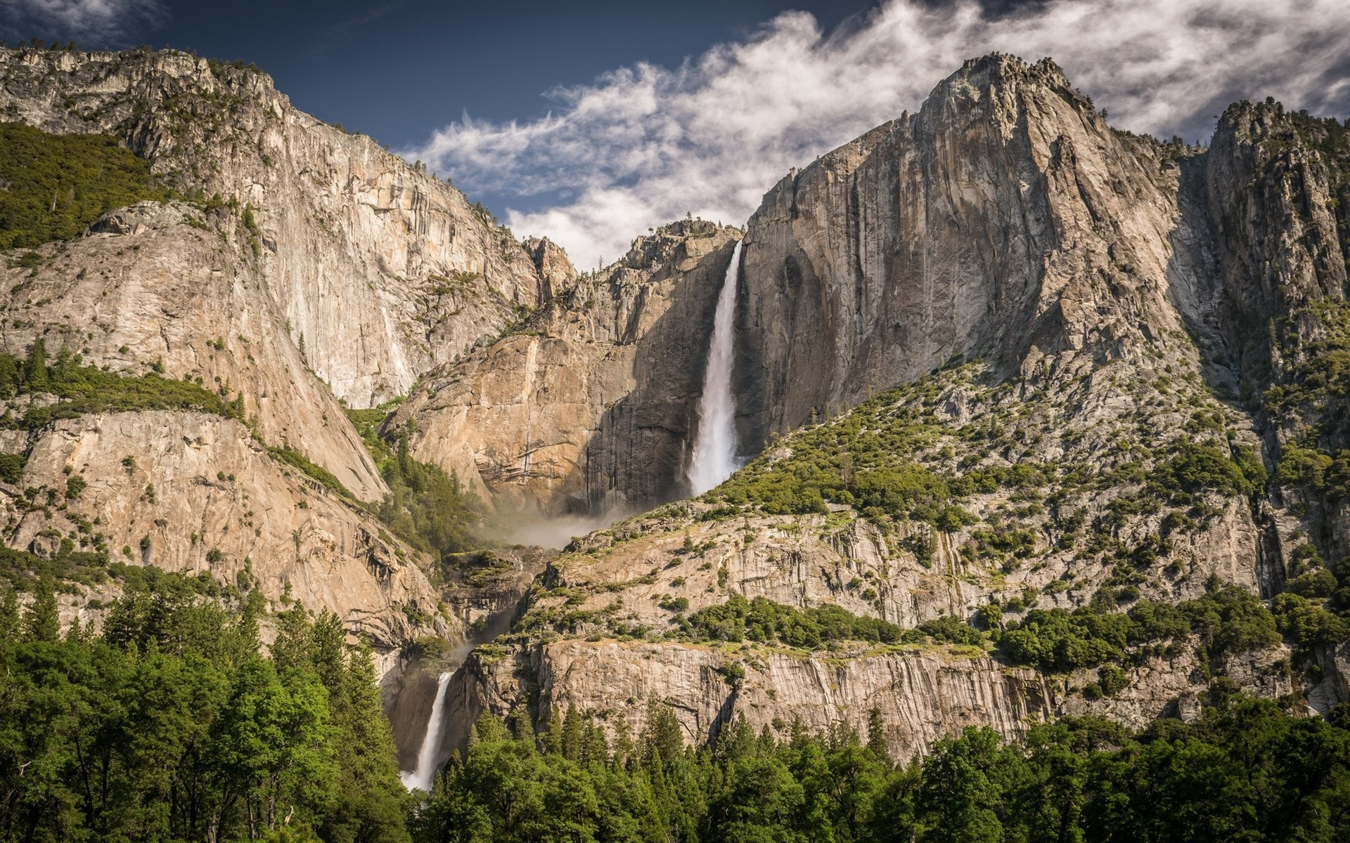 Free photo Waterfall from a high cliff