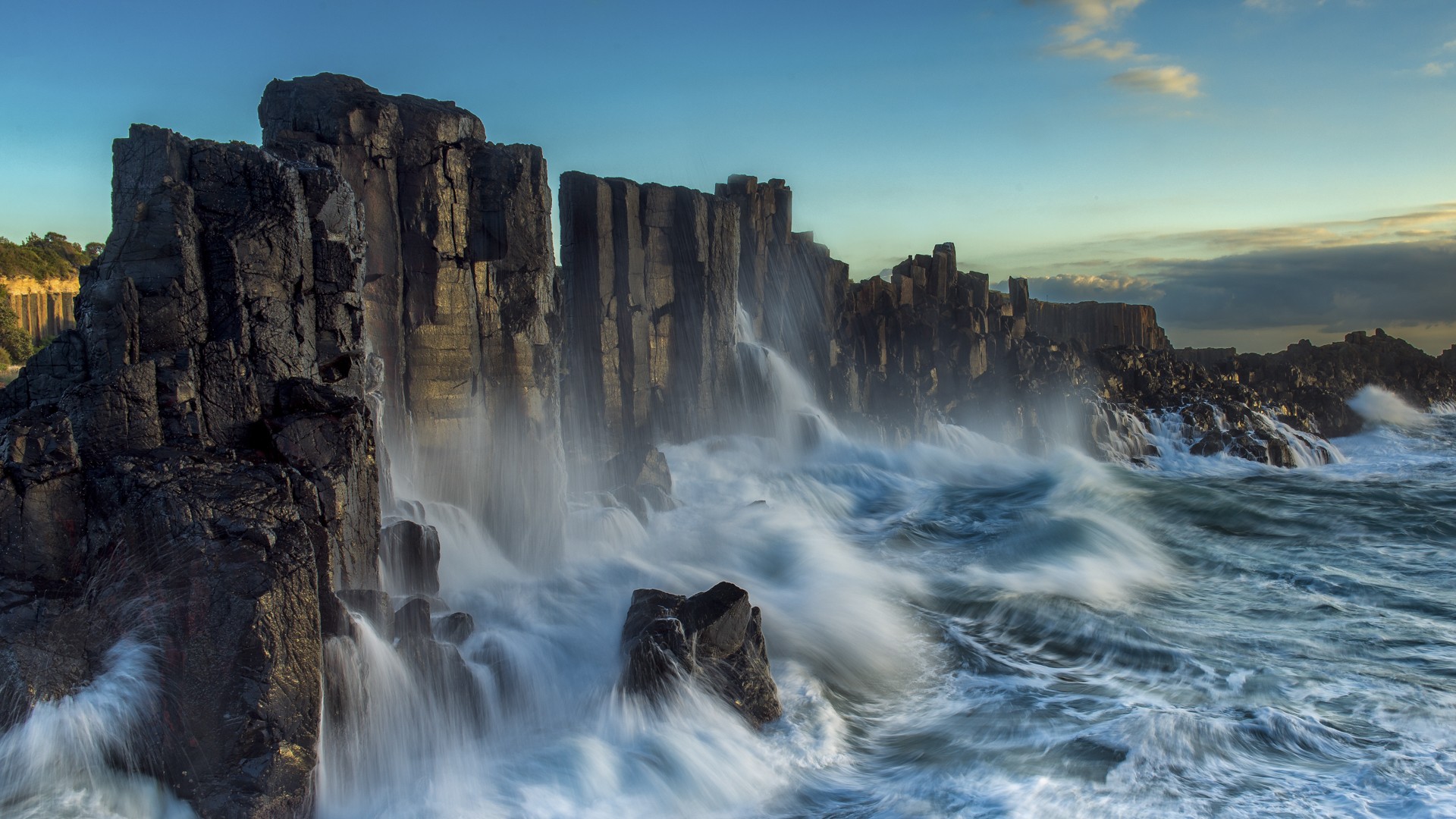 Free photo Afraid of the water against the rocks