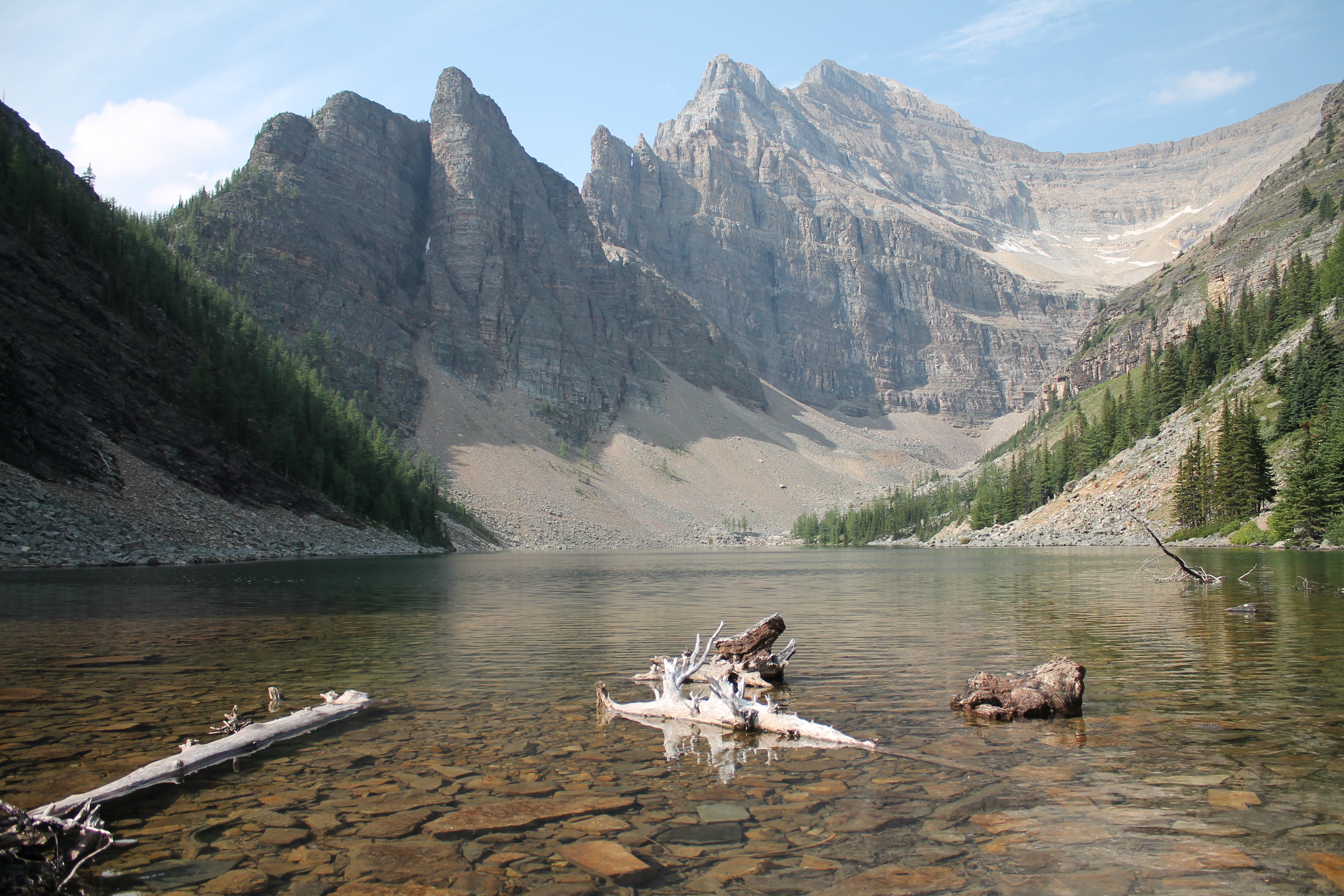 Free photo Steep mountains with a shallow lake