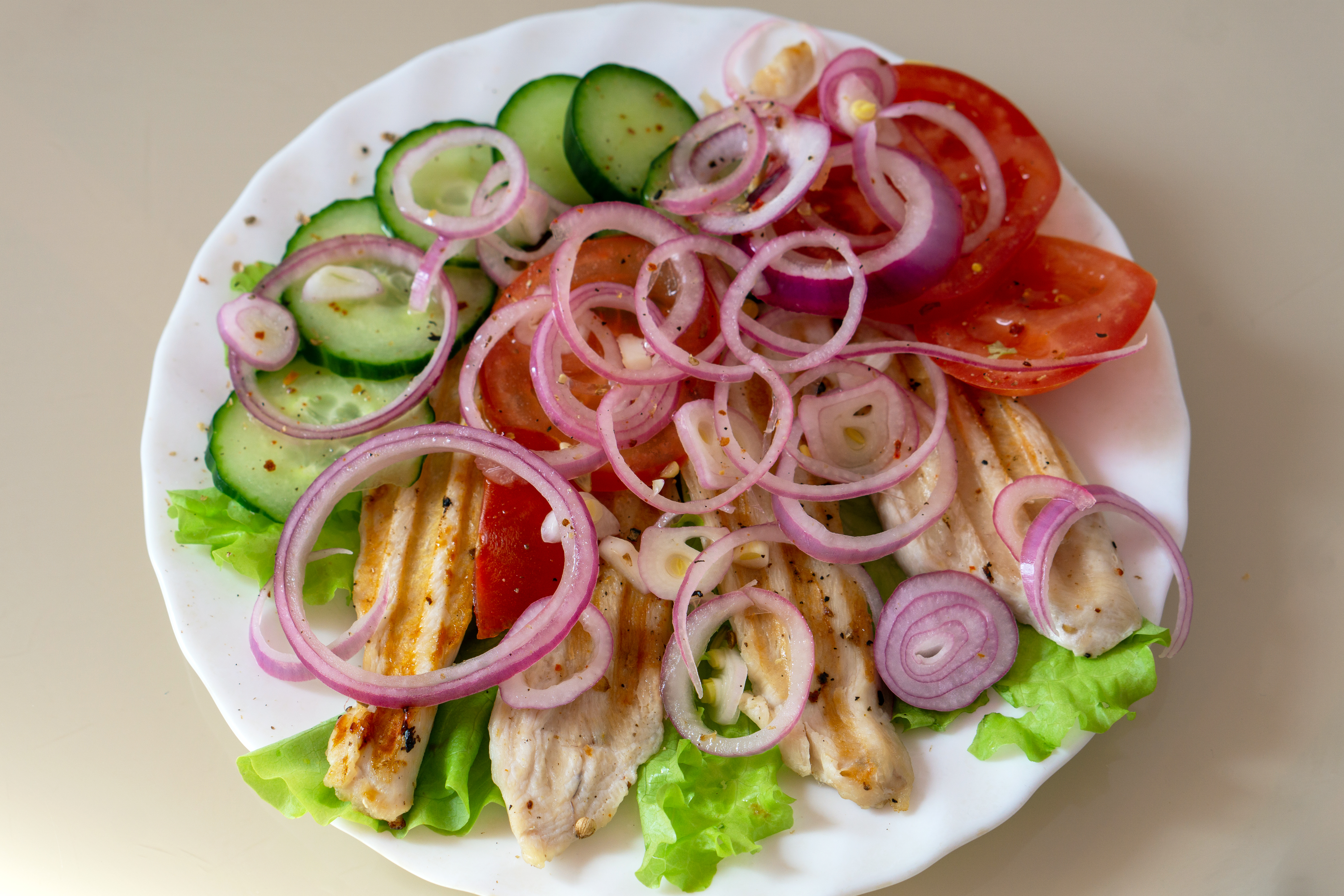 Free photo A big plate of tasty lettuce