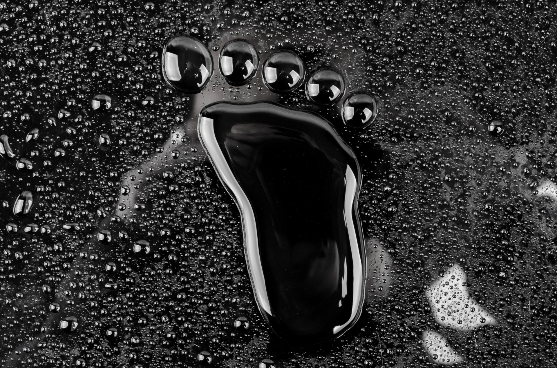 Бесплатное фото Прикольные отпечатки ступни из капель воды