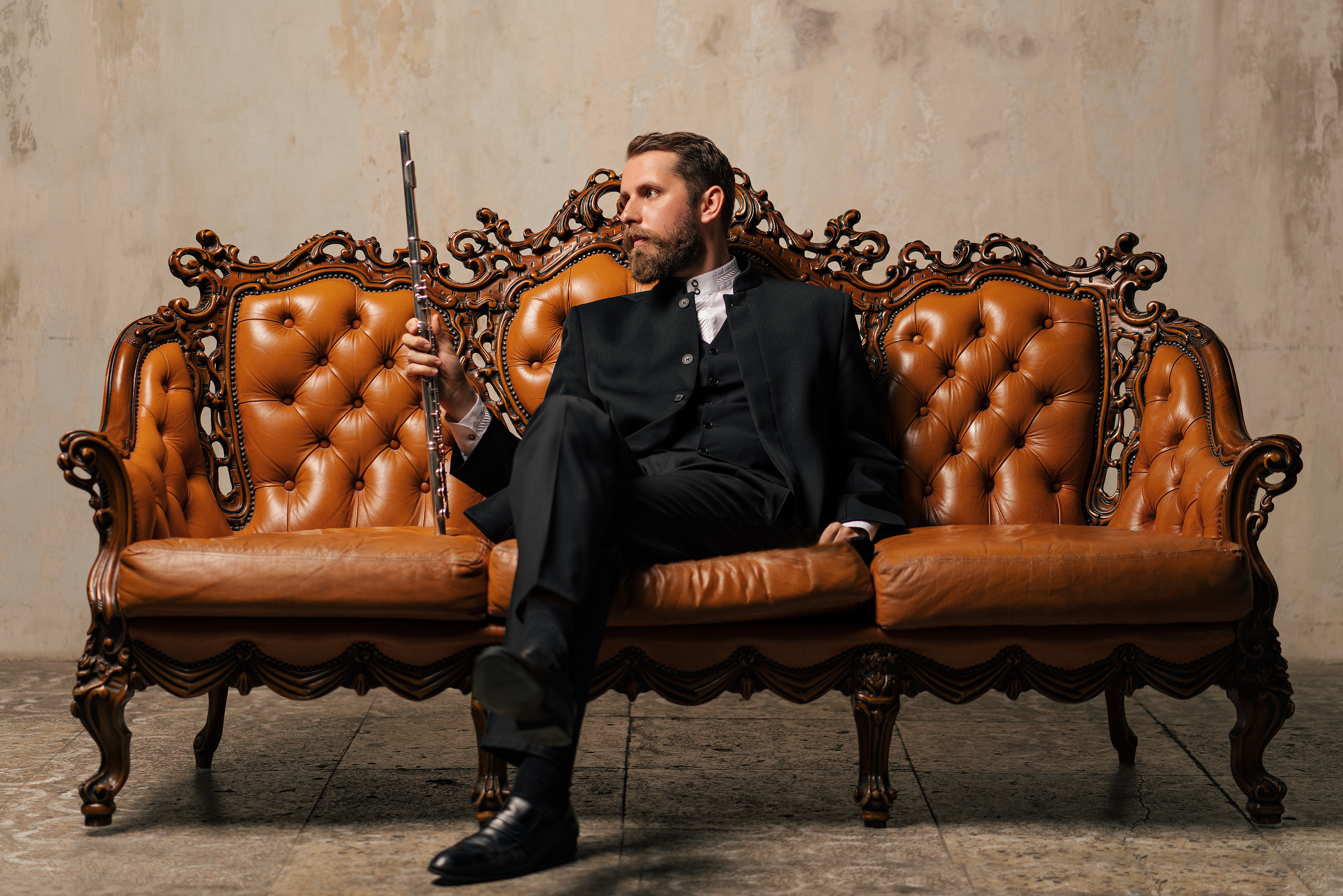 Обои сидя мужской костюм диван на рабочий стол