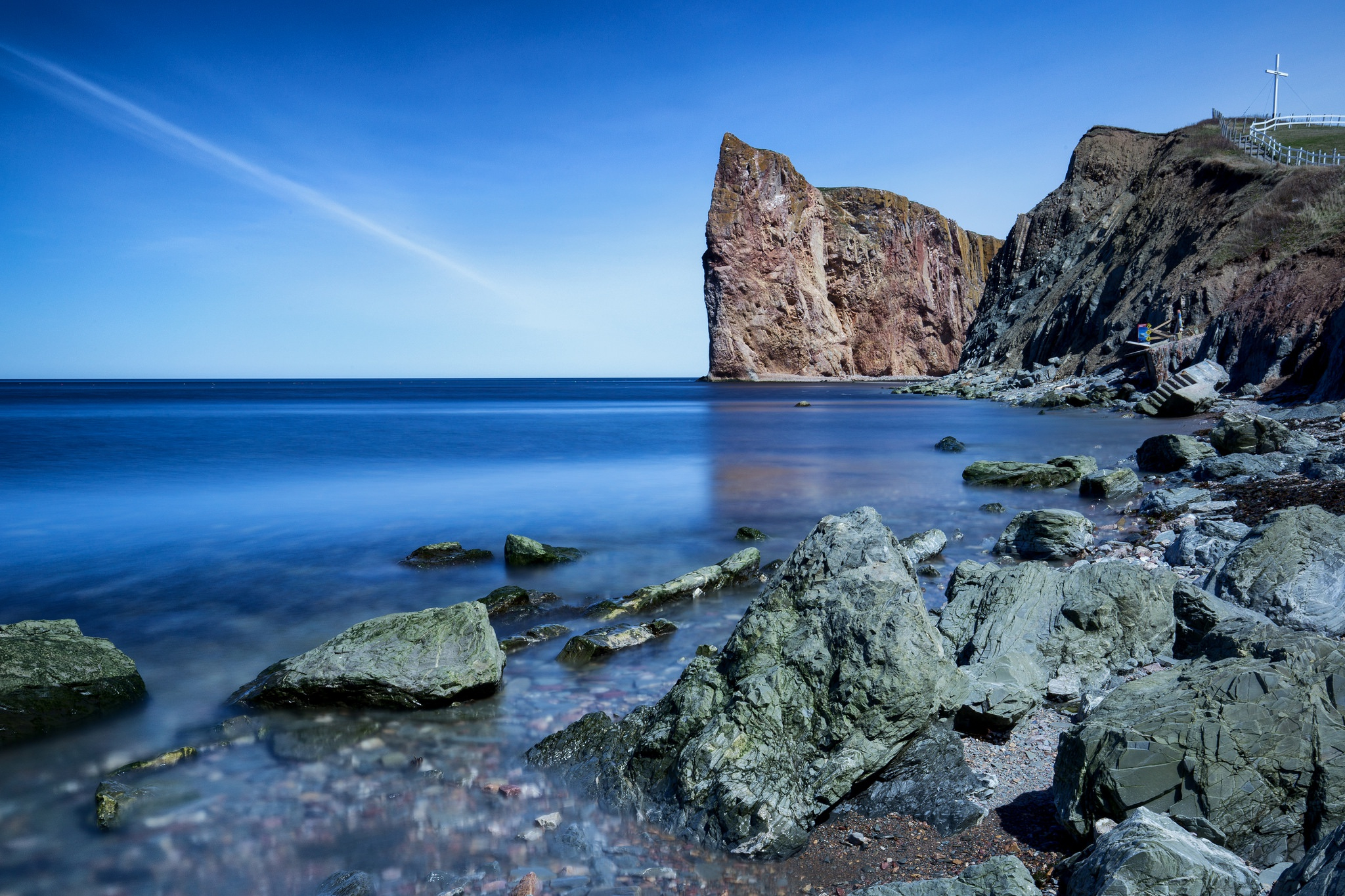 免费照片海边岩石嶙峋，鹅卵石锋利