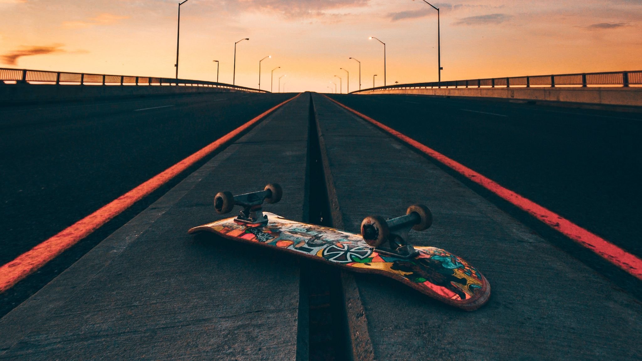 免费照片夕阳下的公路滑板