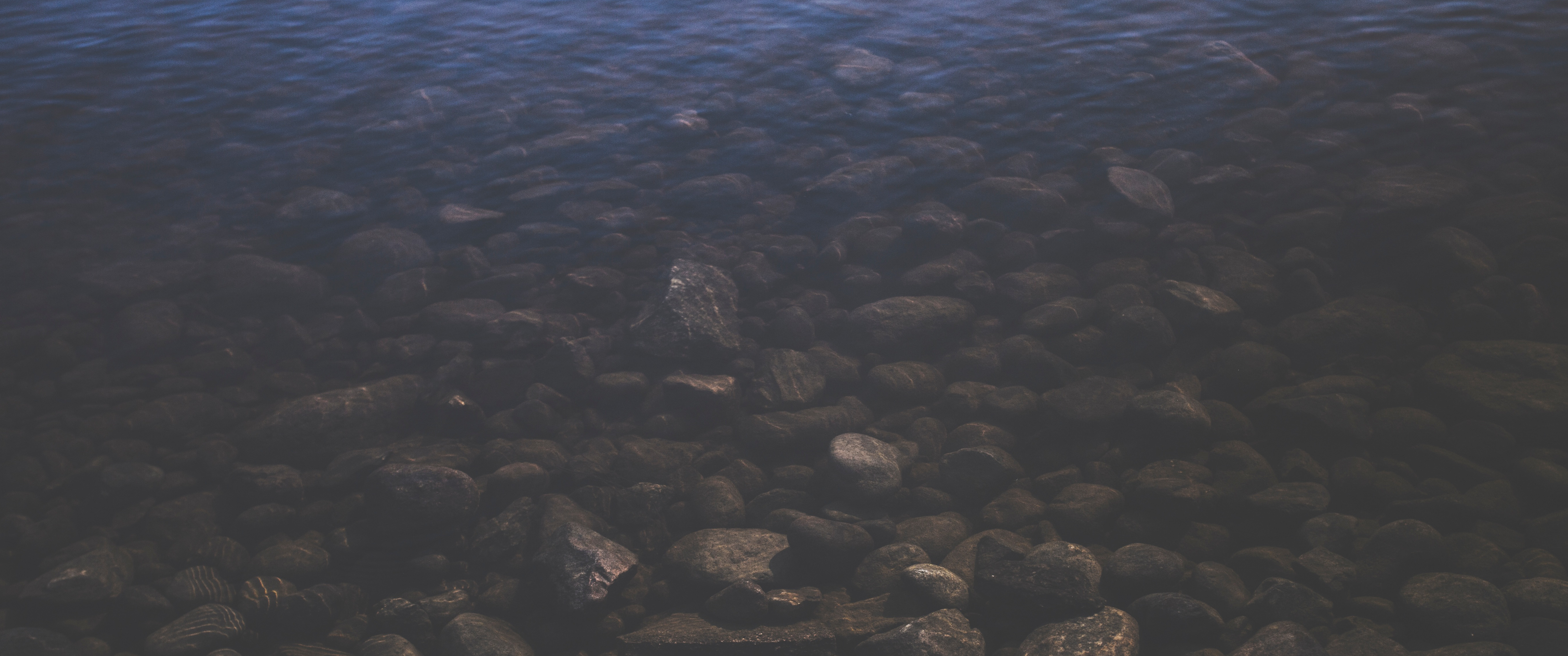 桌面上的壁纸日光 海 岩石