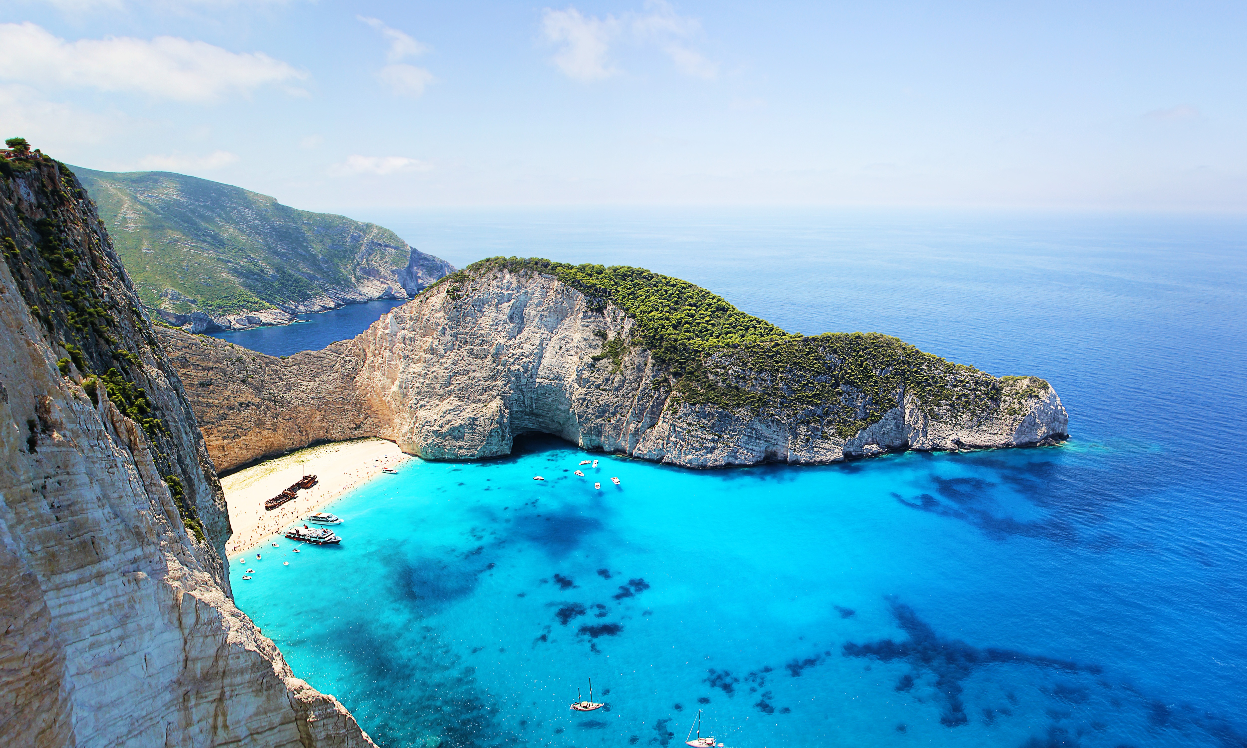 Free photo Large bay with blue water view from above