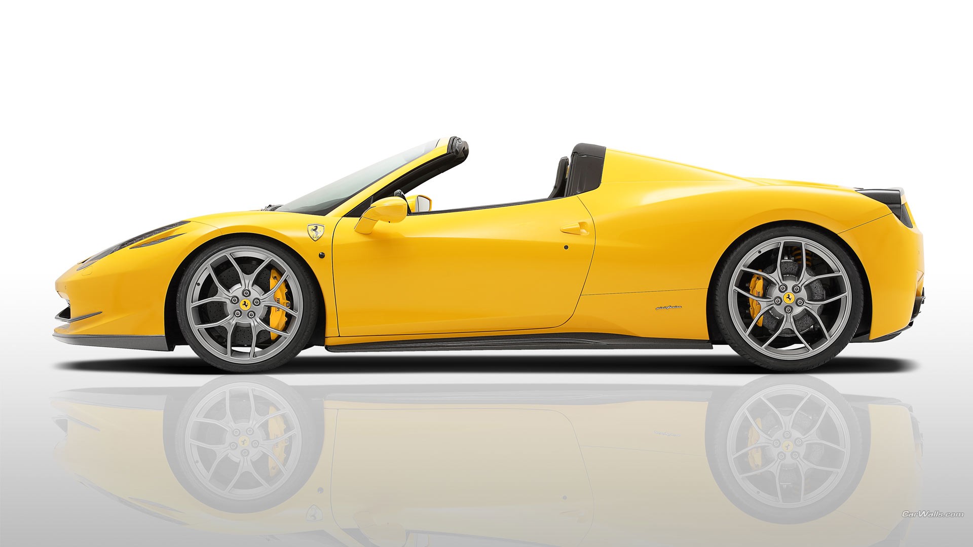 Free photo Yellow Ferrari 458.