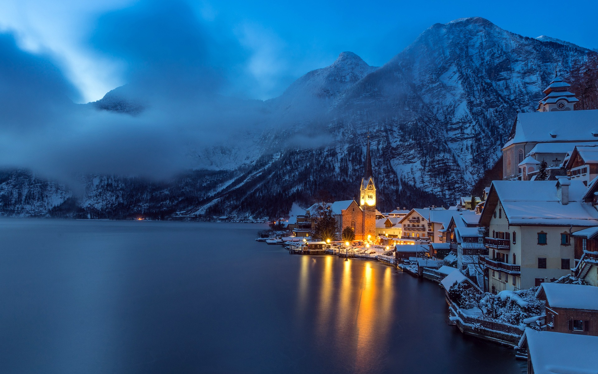 Free photo Halstatt village on the shore of a lake in Austria