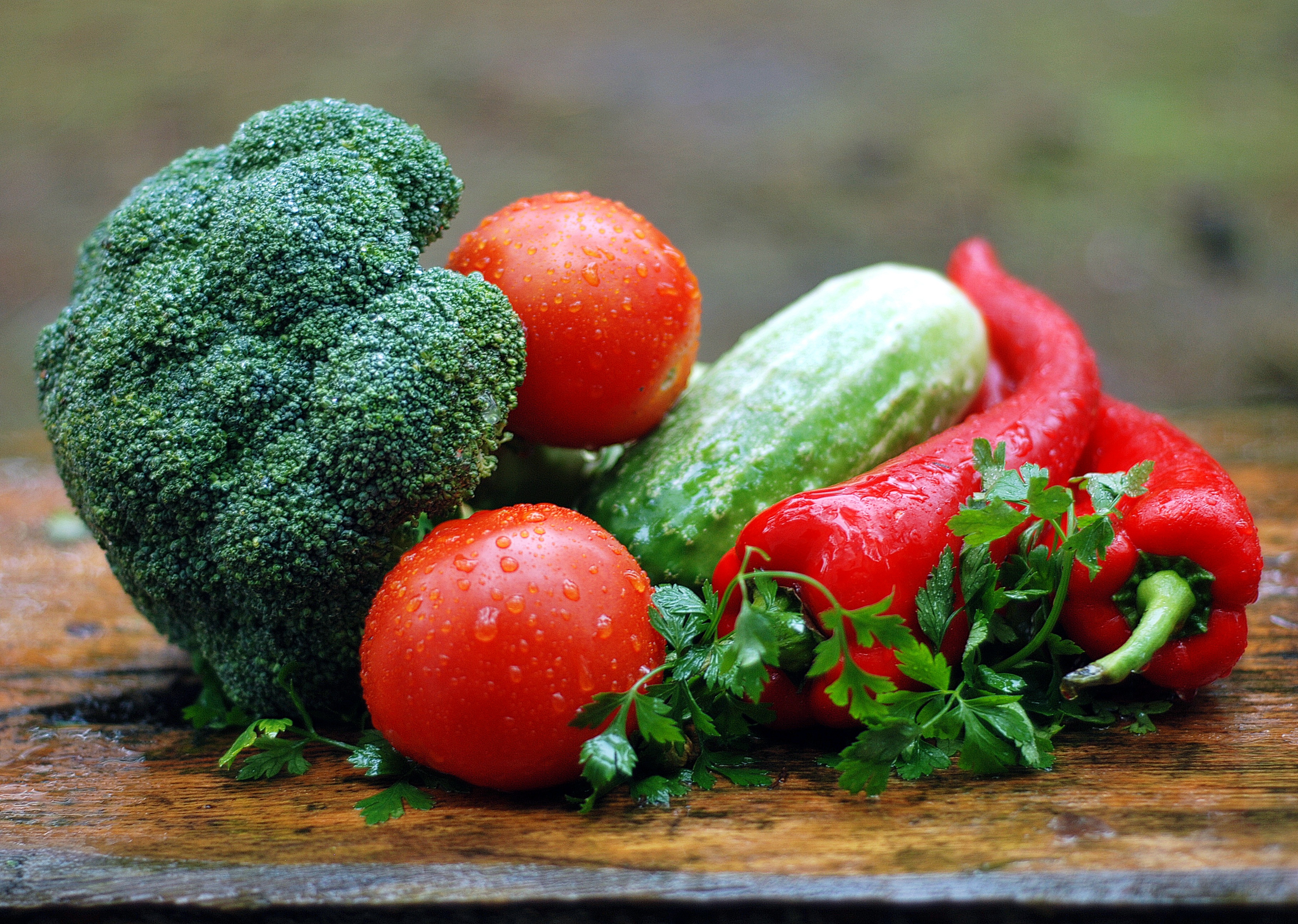 Free photo A healthy meal of tomatoes and cucumber