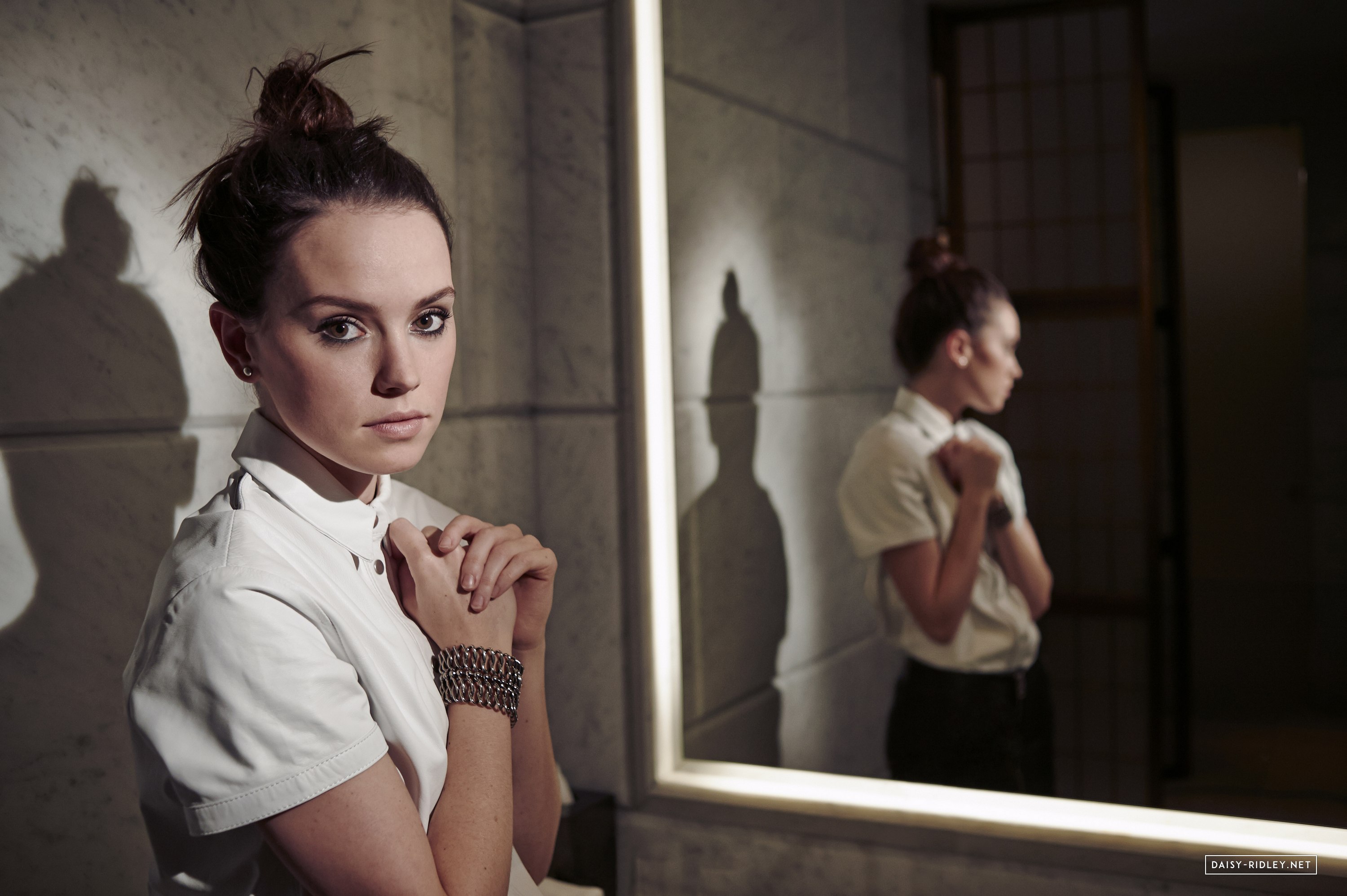 Wallpapers Daisy Ridley mirror celebrities on the desktop