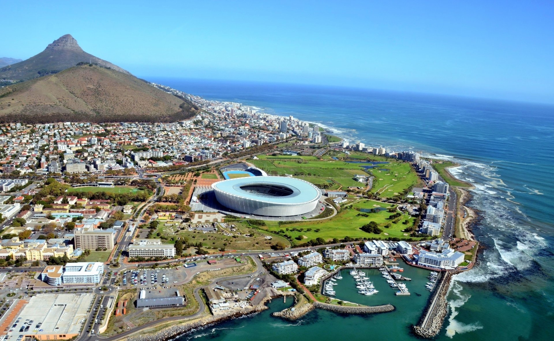 Free photo An oceanfront city in South Africa.