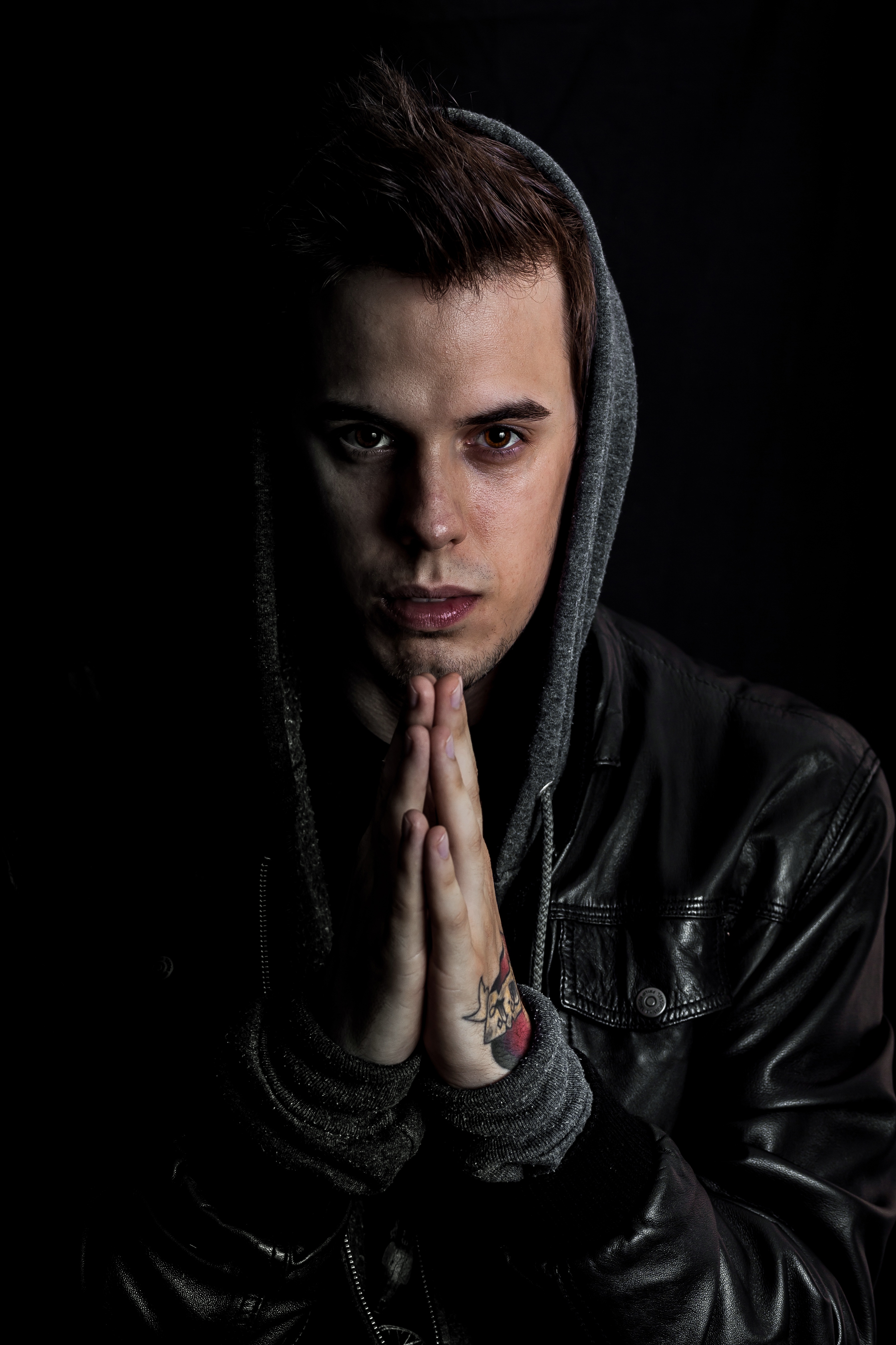 Free photo A guy in a hoodie on a black background