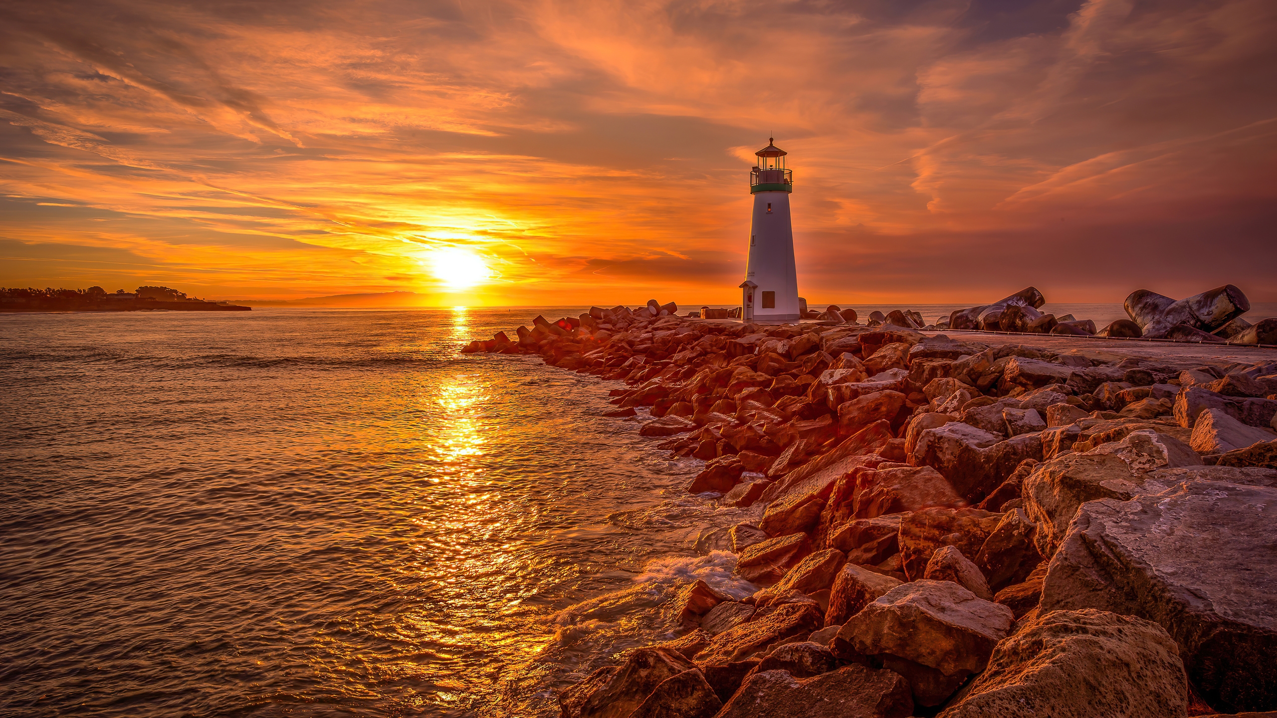 Free photo Lighthouse on a sunny sunset