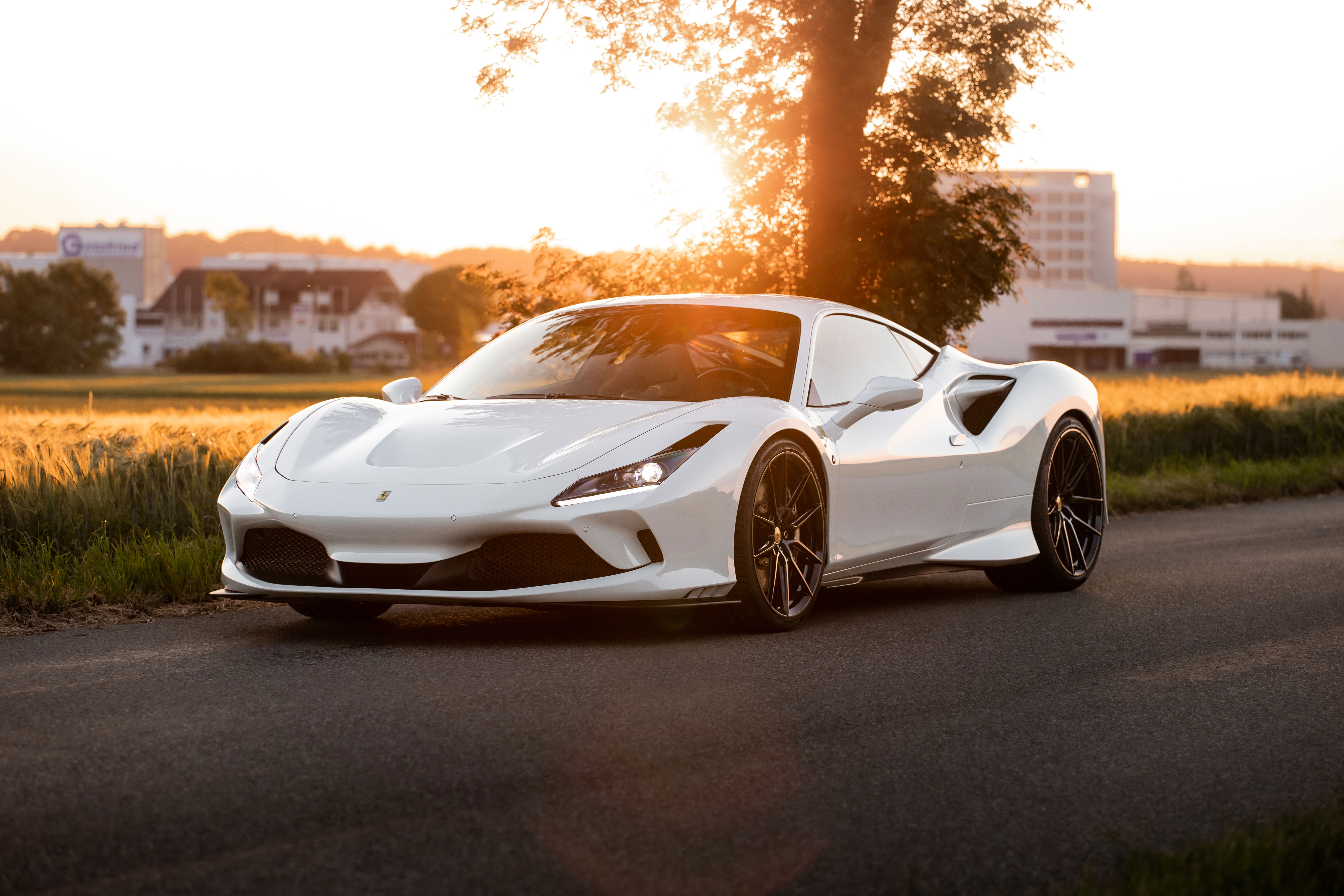 Бесплатное фото Обои на рабочий стол с белой Ferrari F8 Tributo