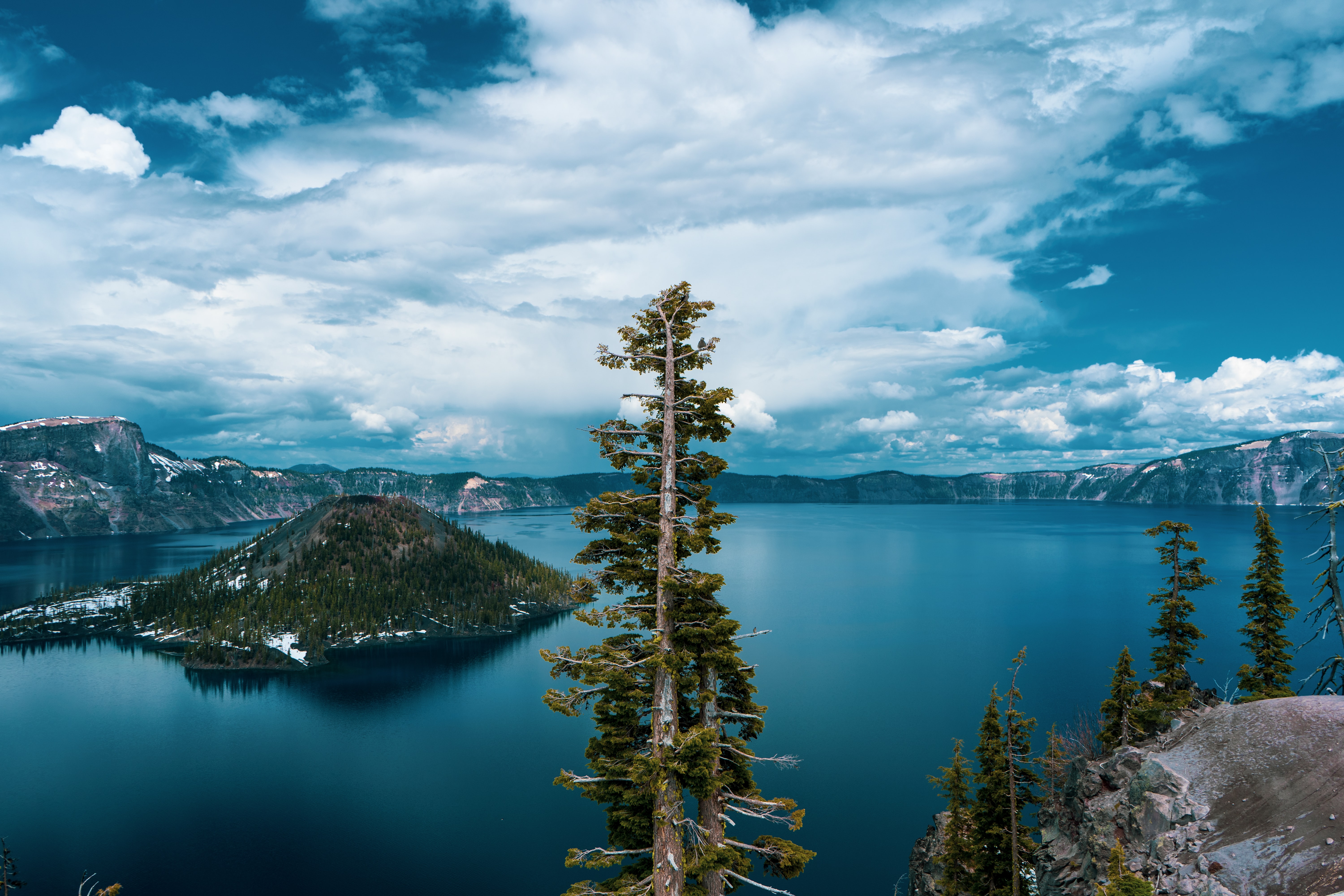 免费照片山和树之间的一个巨大湖泊