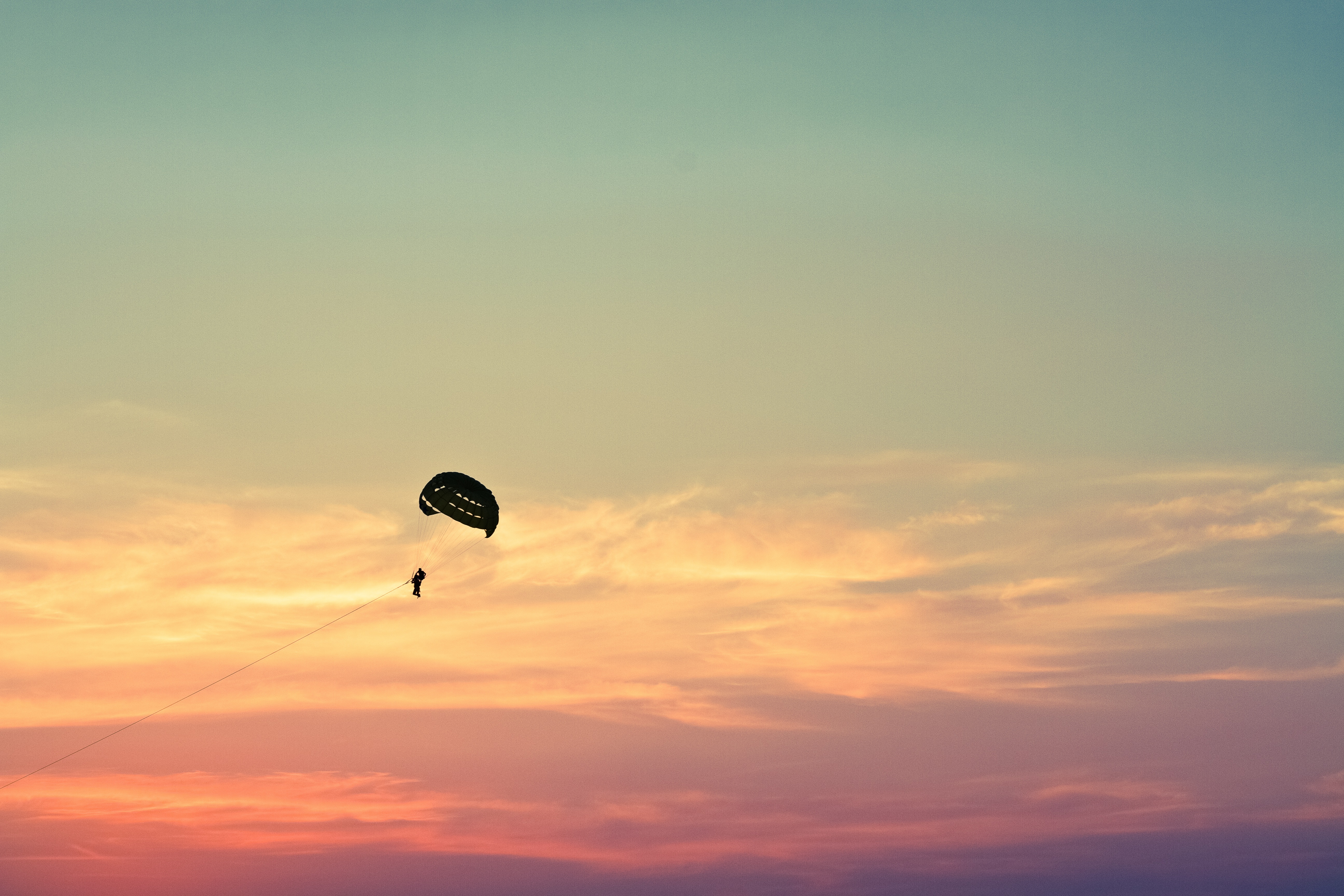 Free photo Skydiver`s silhouette against the sky