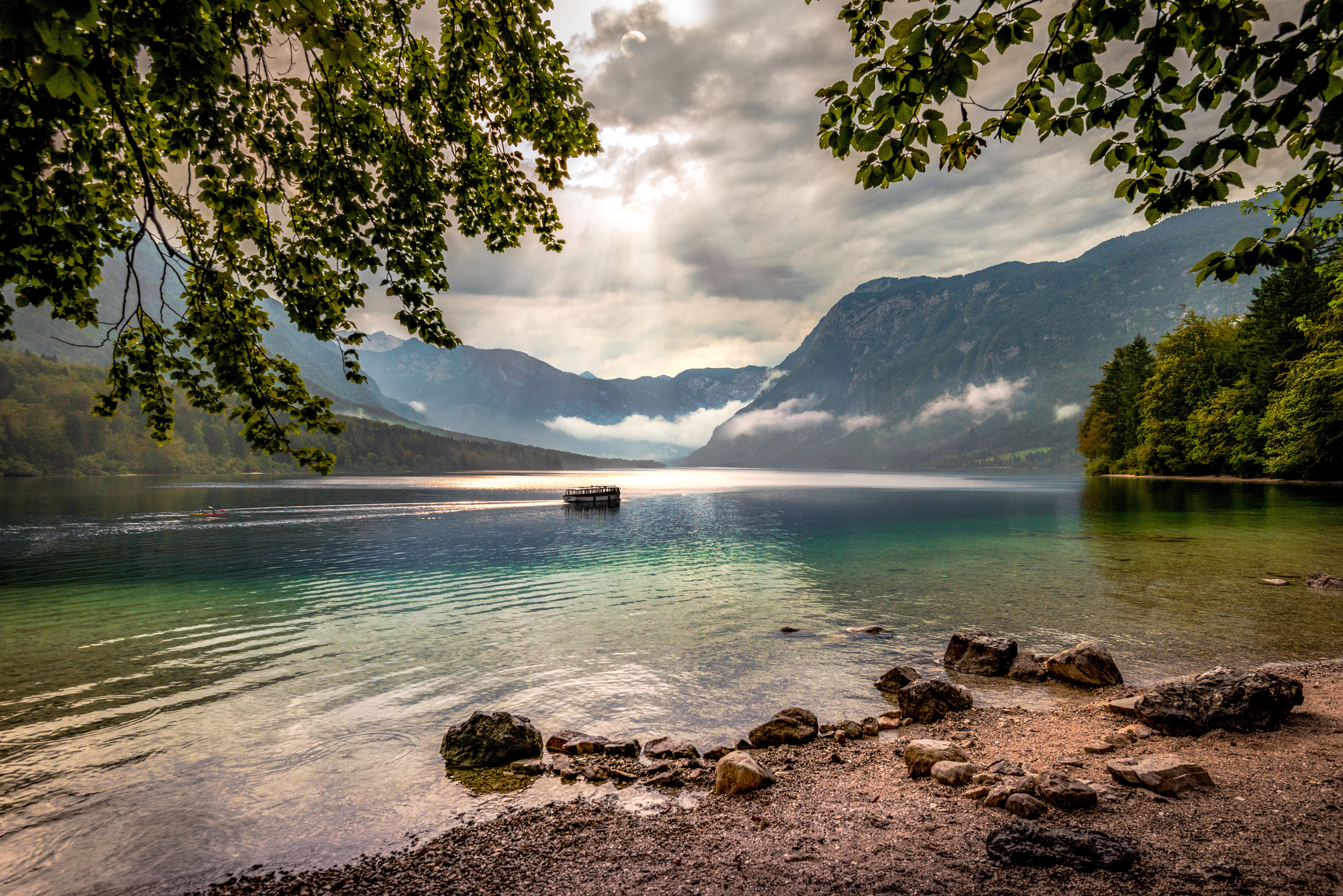 Free photo A boat sails on a lake in the mountains