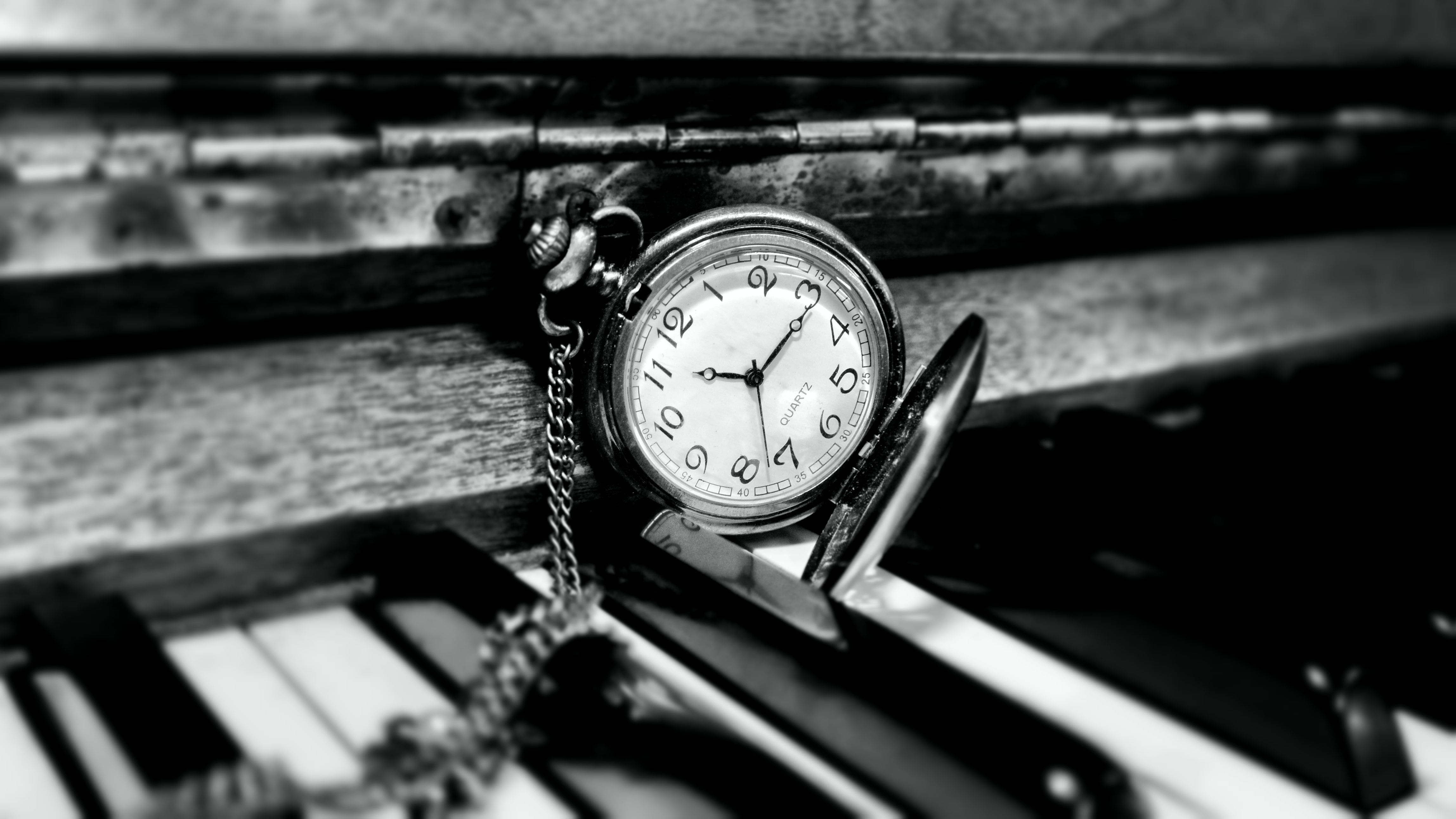 Бесплатное фото Карманные часы на монохромном фото