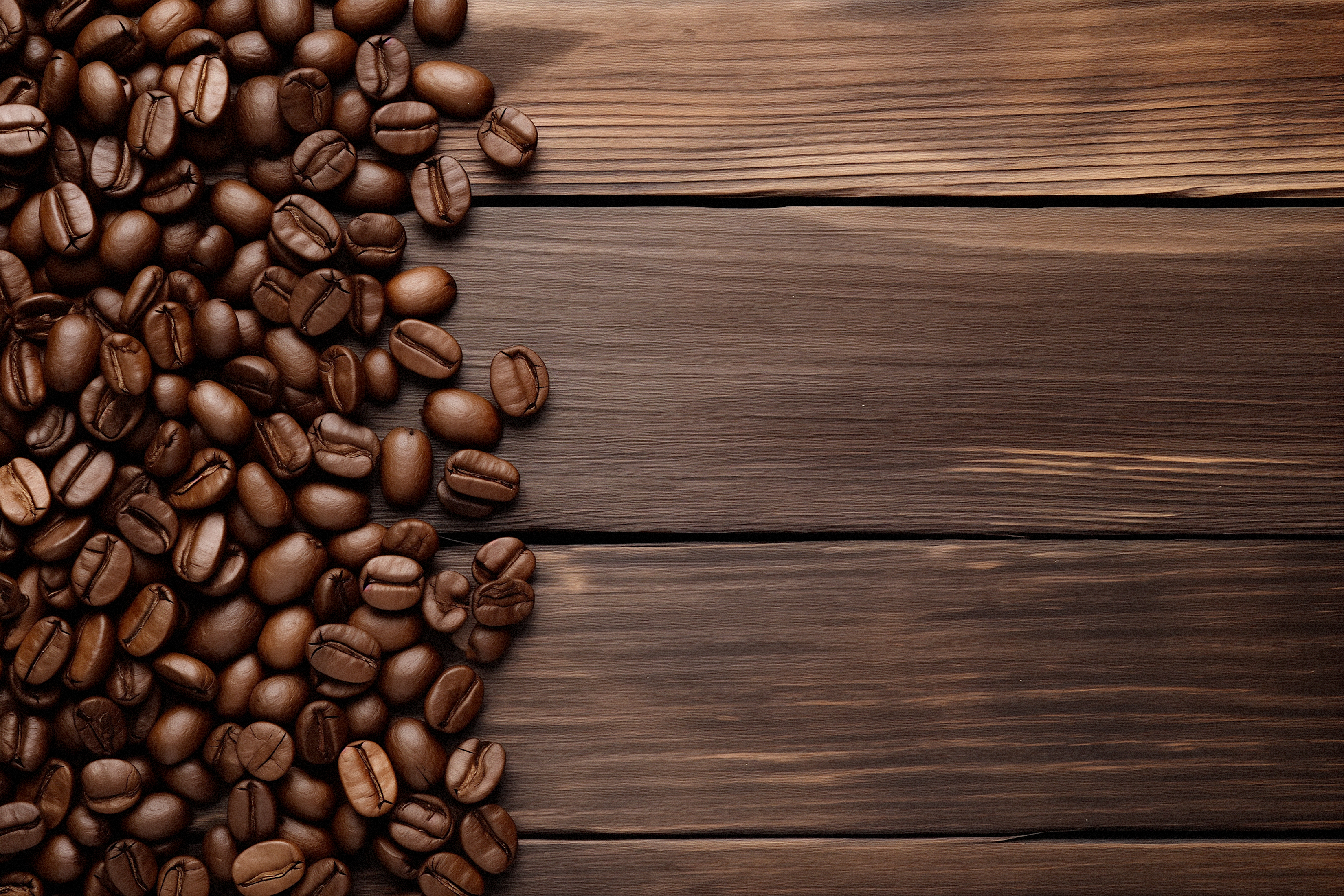 免费照片散落在木地板上的咖啡豆