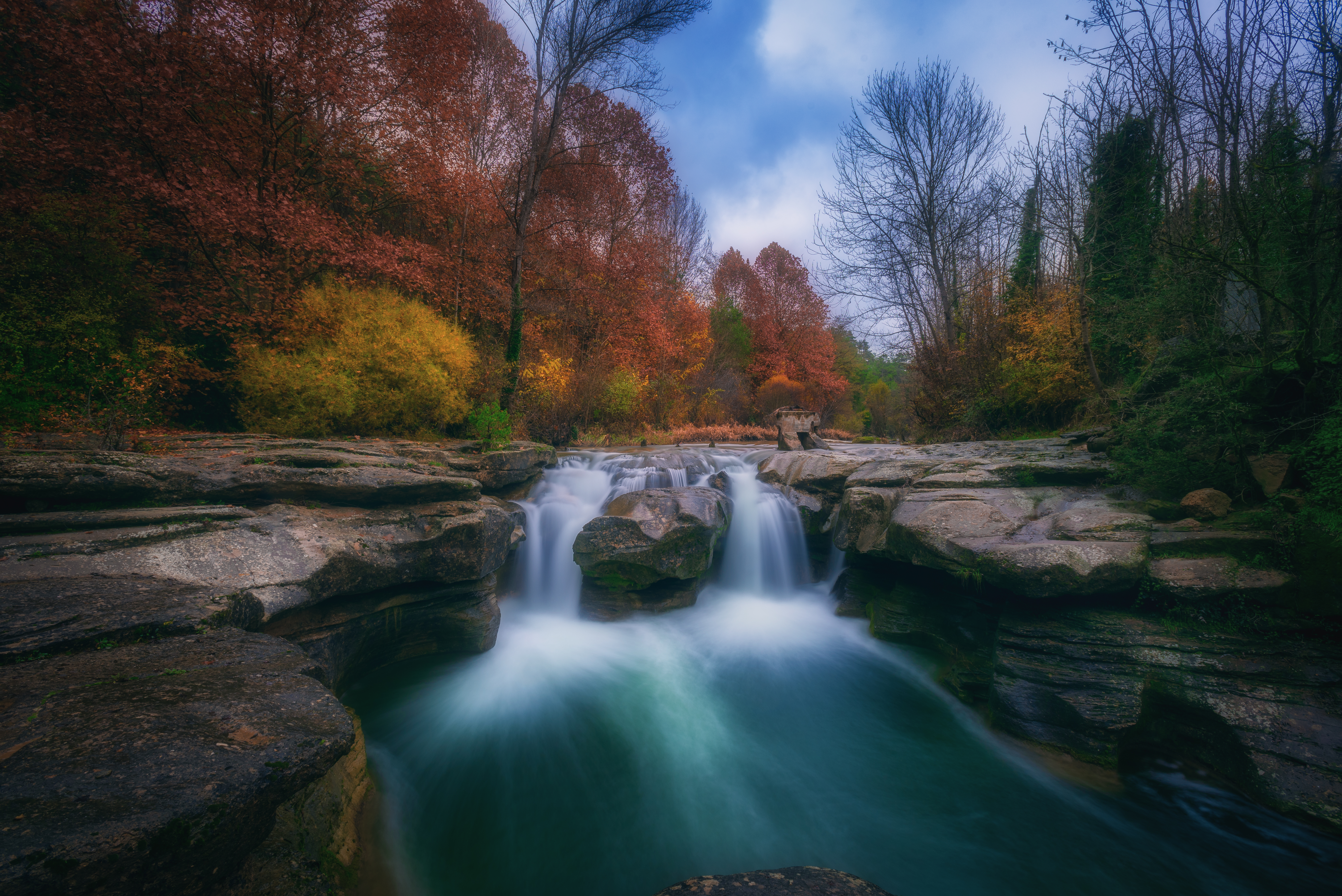 Free photo River flowing over rocks