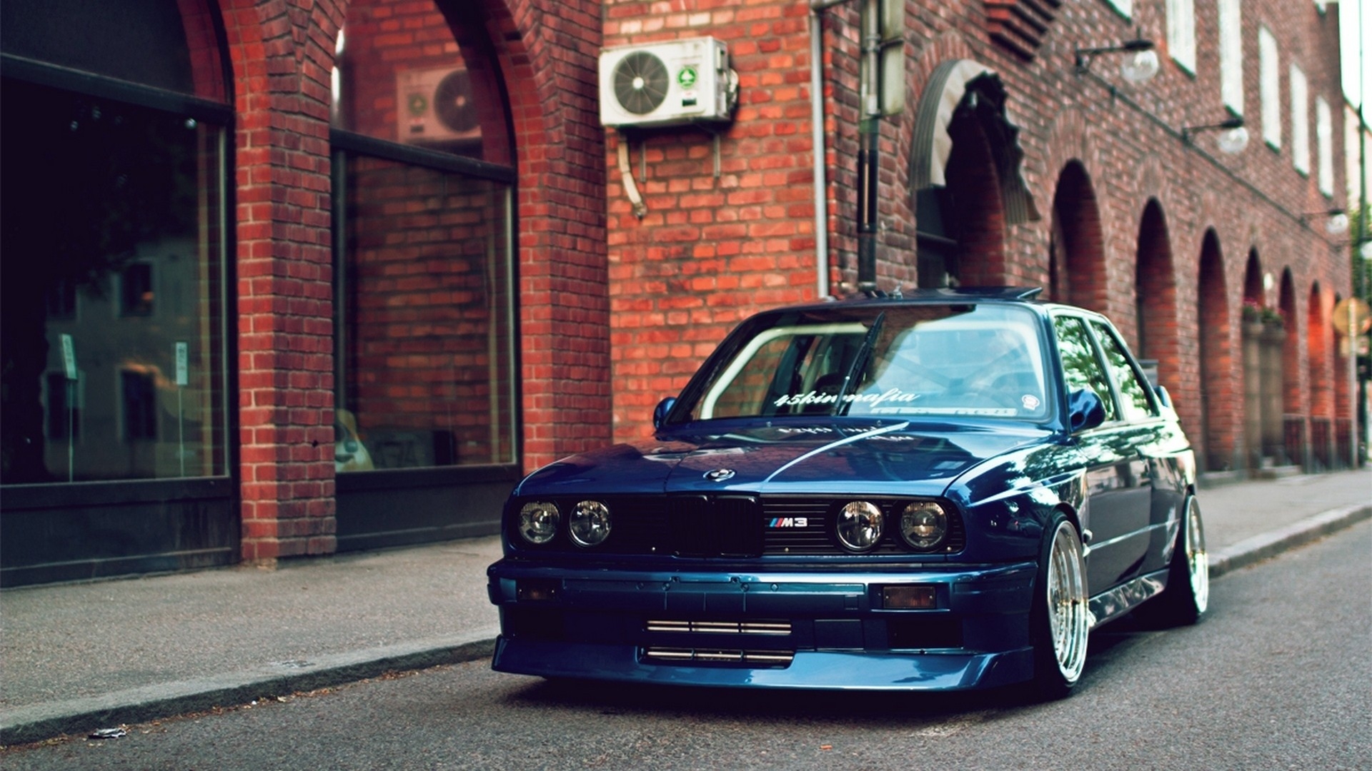 Старенькая bmw m3 в синем цвете стоит у ресторана