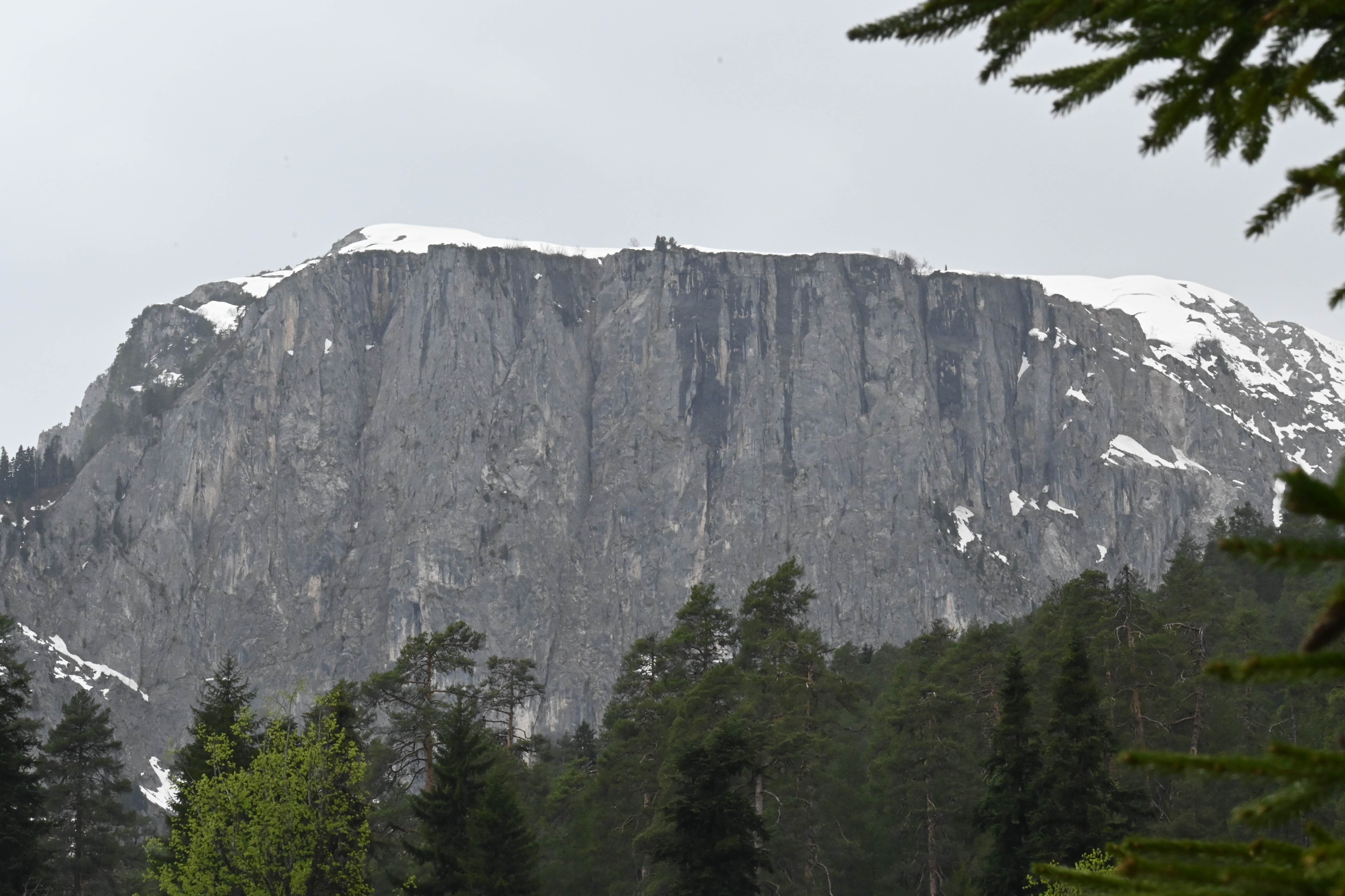 Прямая гора с снегом