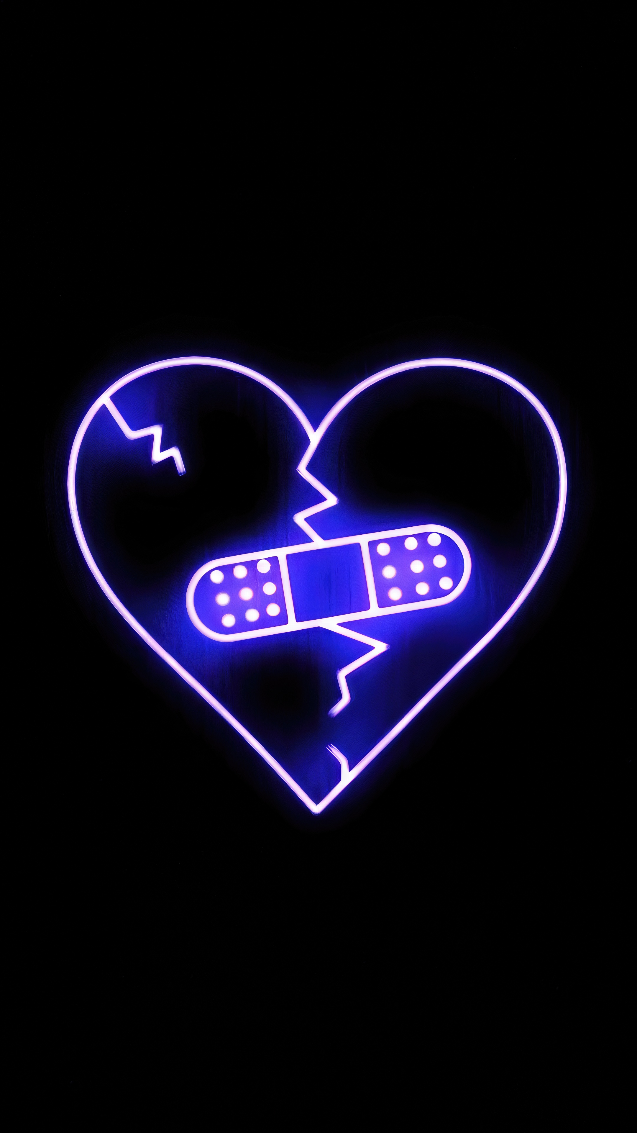 Бесплатное фото Разбитое сердце в неоновых огнях, пластырь как знак надежды.