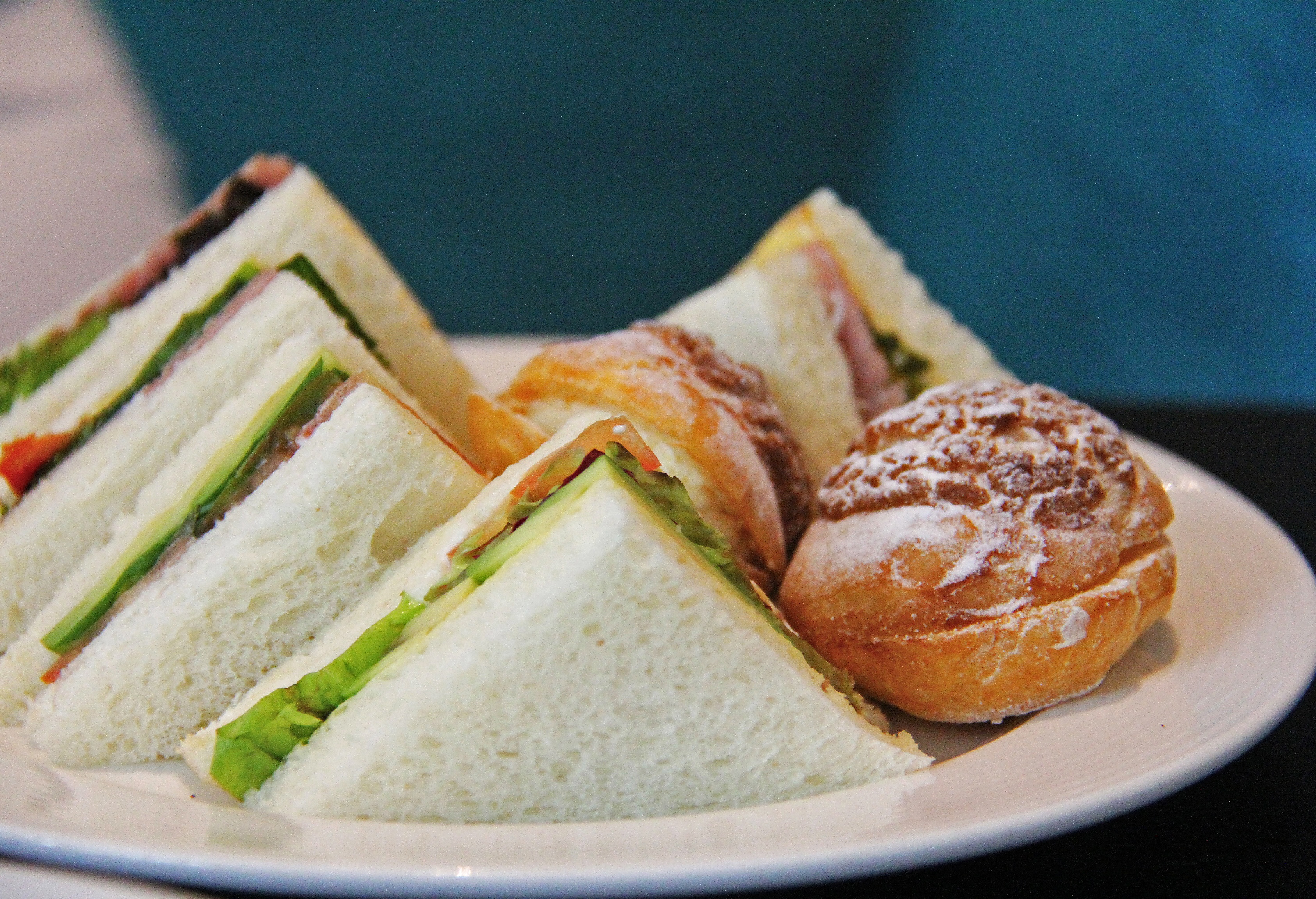 Бесплатное фото Свежие бутерброды на тарелке