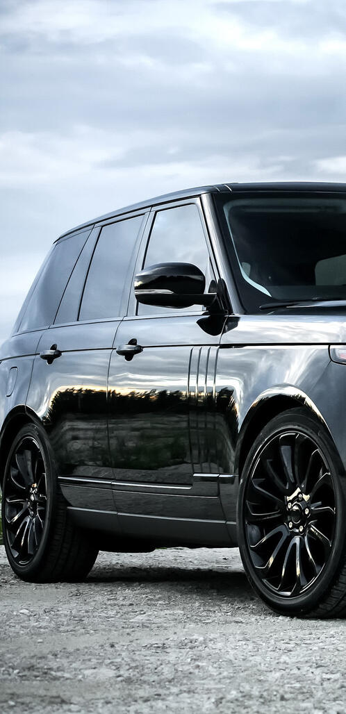 Бесплатное фото Черный range rover supercharged на черных дисках
