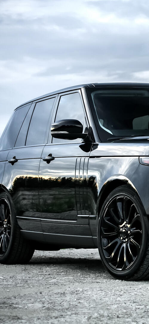 Бесплатное фото Черный range rover supercharged на черных дисках