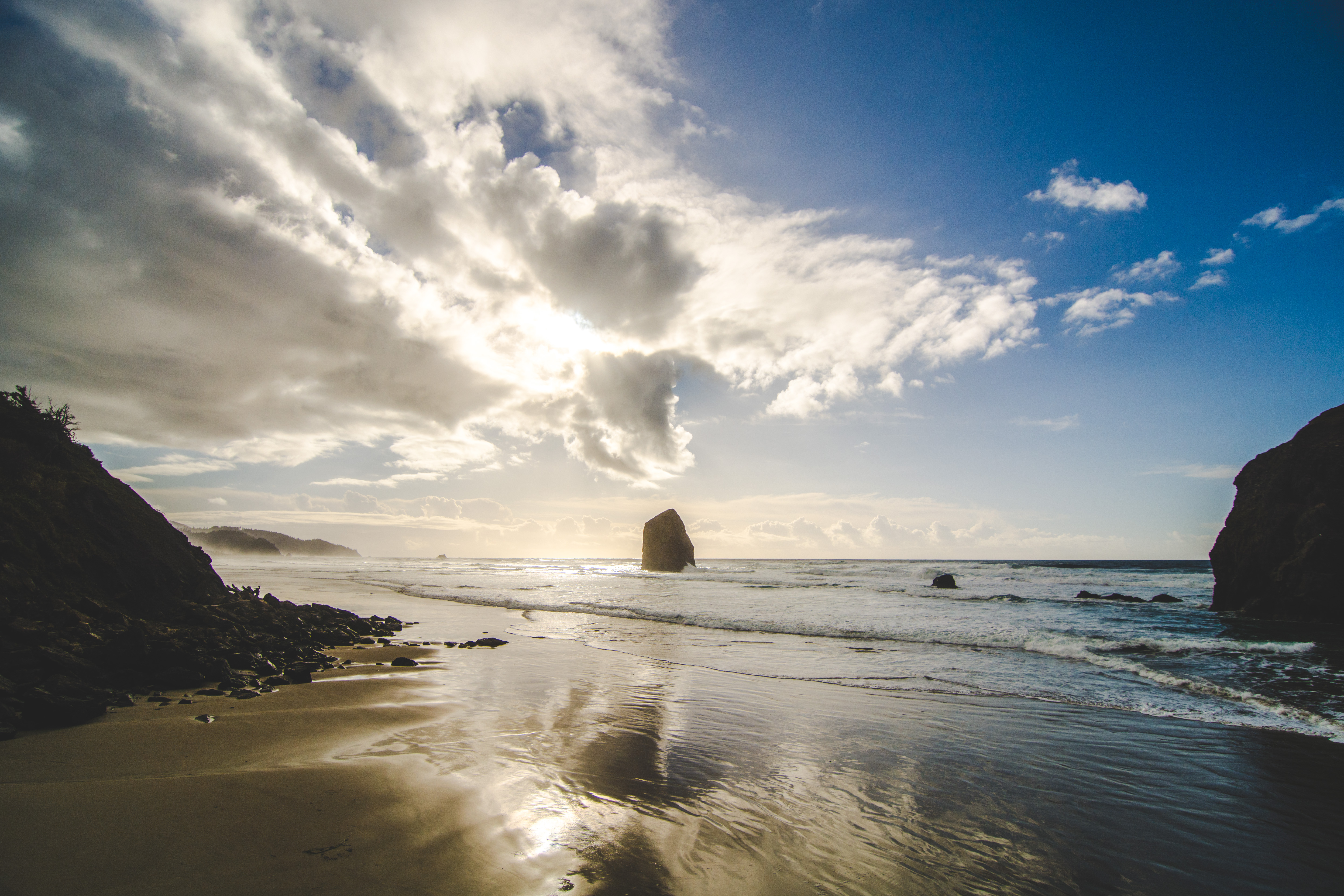 Free photo Sandy beach with rocky mountains