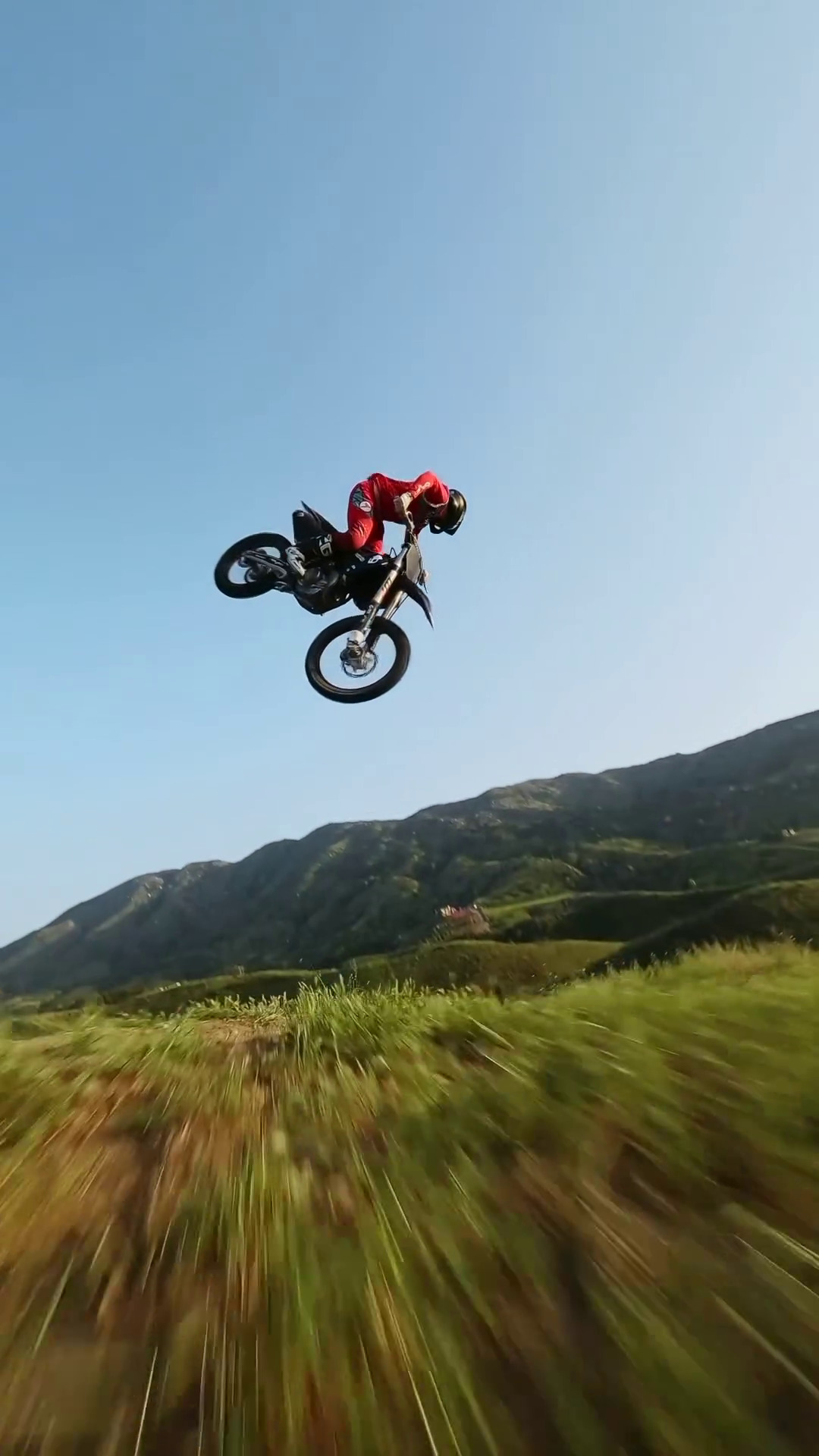 Бесплатное видео Полет на спортивном мотоцикле через холм