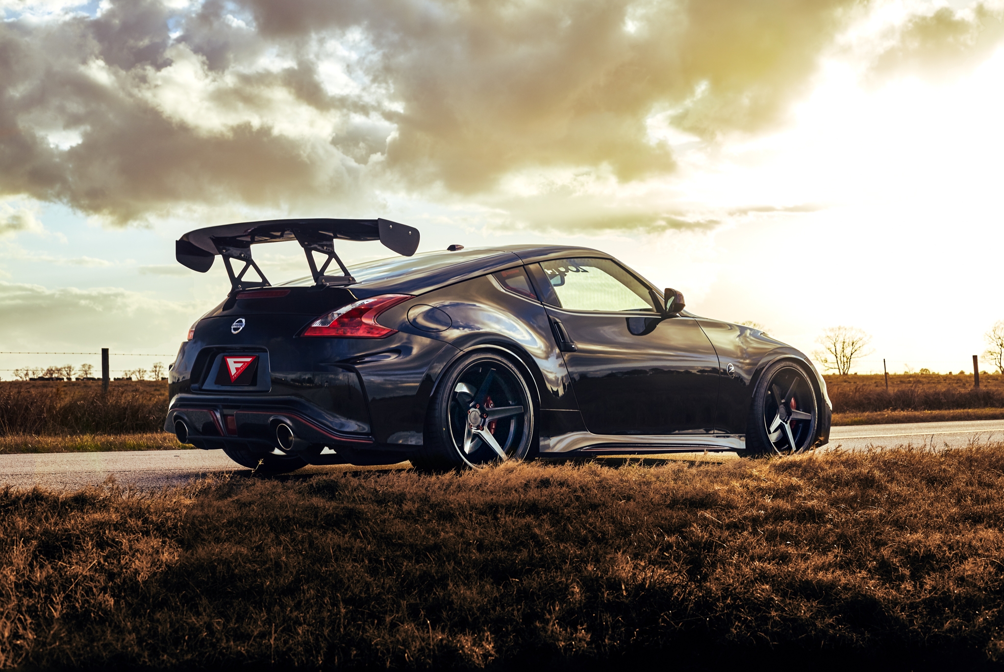 Обои вид сбоку облака nissan nismo 370z на рабочий стол