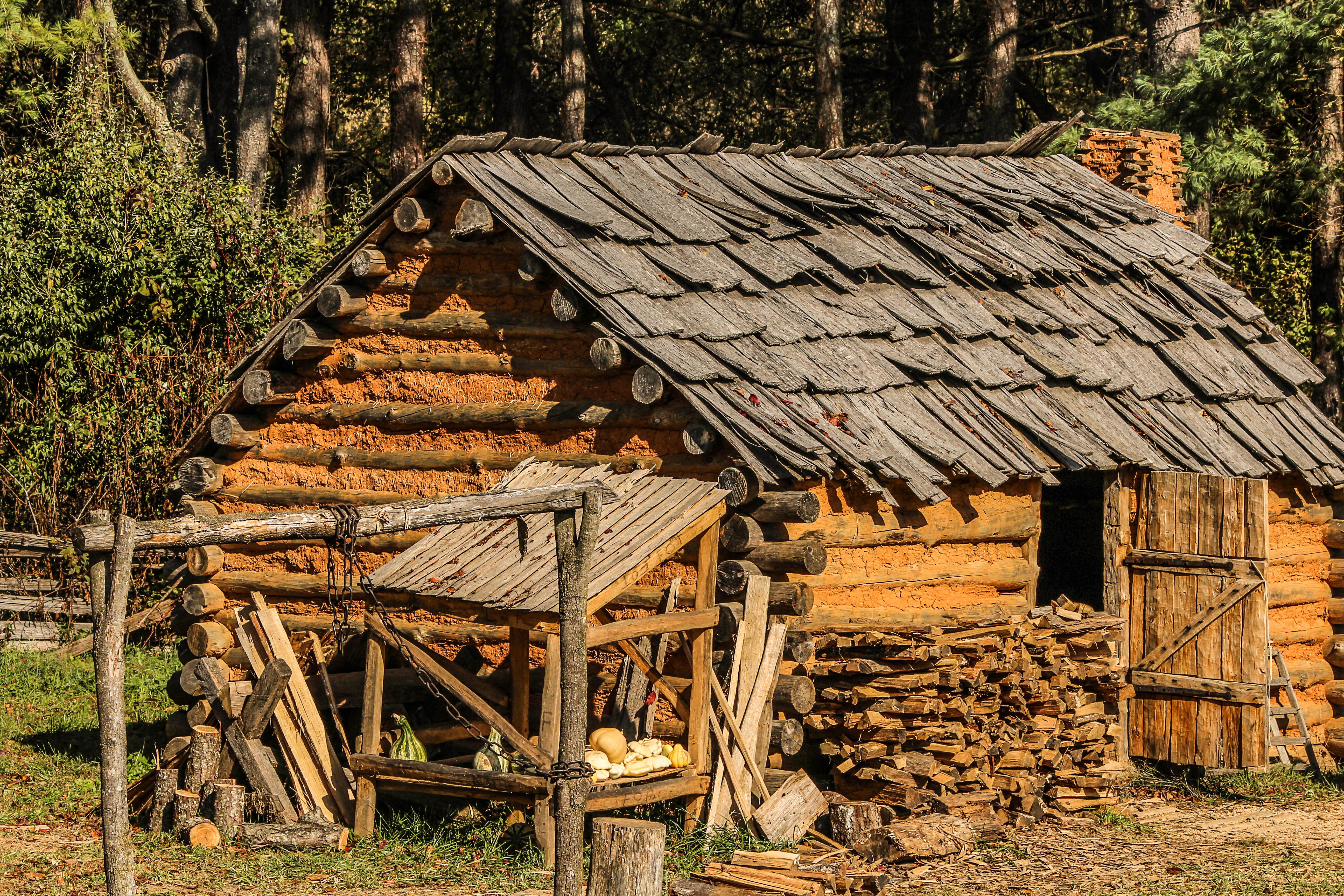 Free photo An old log and clay bathhouse